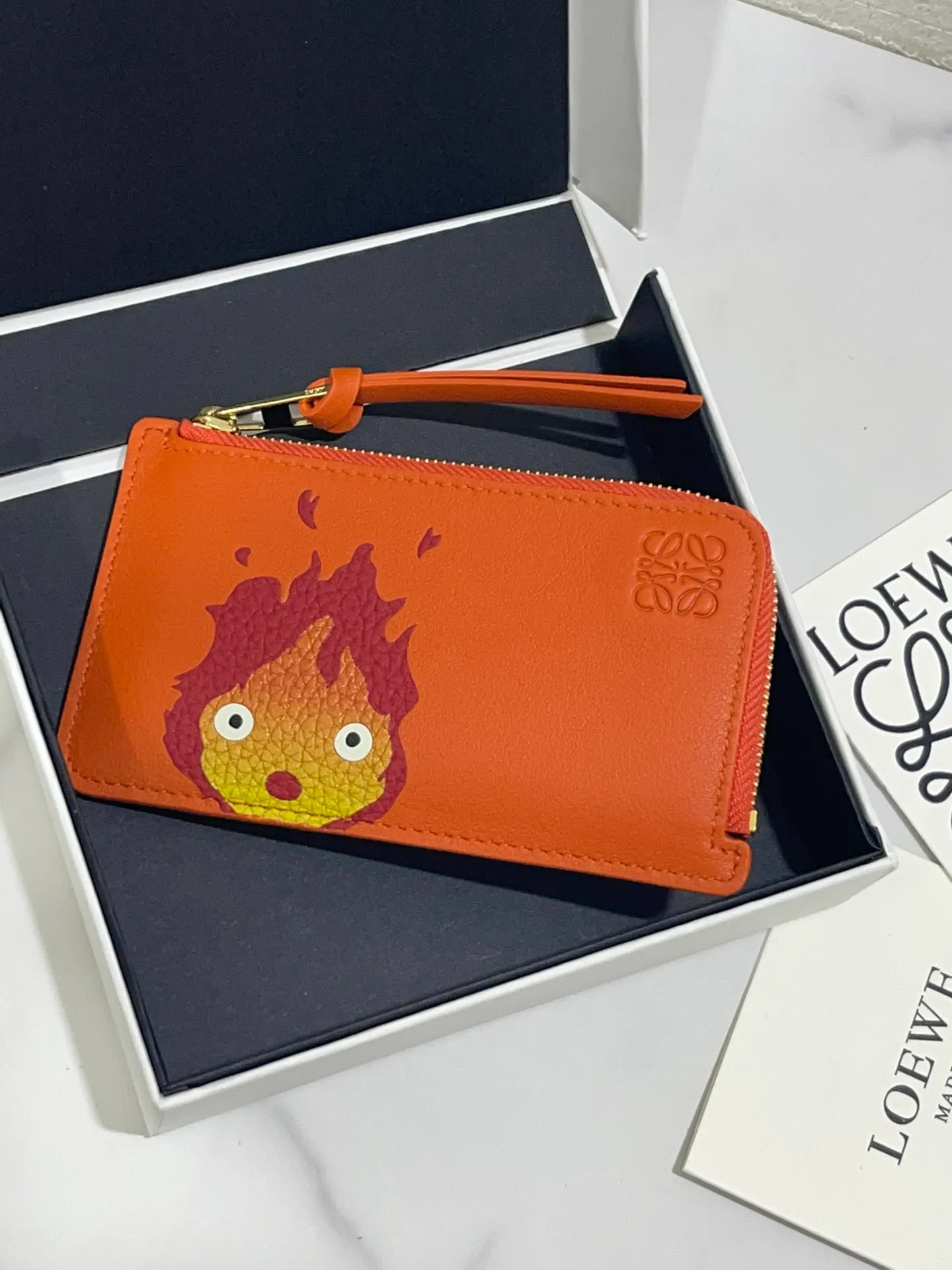 ❤️Calcifer zipper card holder✖️Howl's Moving Castle is said to be the final work of Hayao Miyazaki. Made of classic calfskin, using precise cutting technology, made with inlay technology, 4 card slots and a large zippered pocket. Style No. 3790, size 13*7.5, (Note⚠️: Since the pattern is inlaid and spliced ​​by hand, it is normal for there to be gaps and flakes on the leather) 💰660