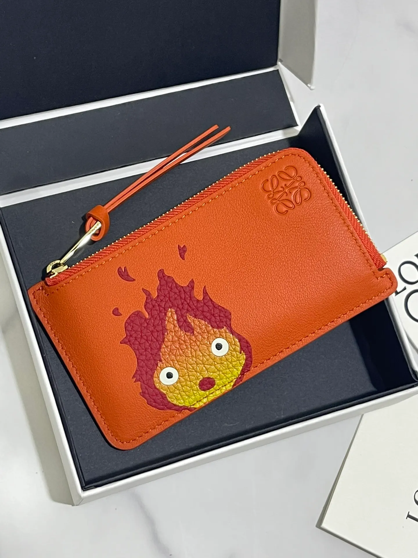 ❤️Calcifer zipper card holder✖️Howl's Moving Castle is said to be the final work of Hayao Miyazaki. Made of classic calfskin, using precise cutting technology, made with inlay technology, 4 card slots and a large zippered pocket. Style No. 3790, size 13*7.5, (Note⚠️: Since the pattern is inlaid and spliced ​​by hand, it is normal for there to be gaps and flakes on the leather) 💰660