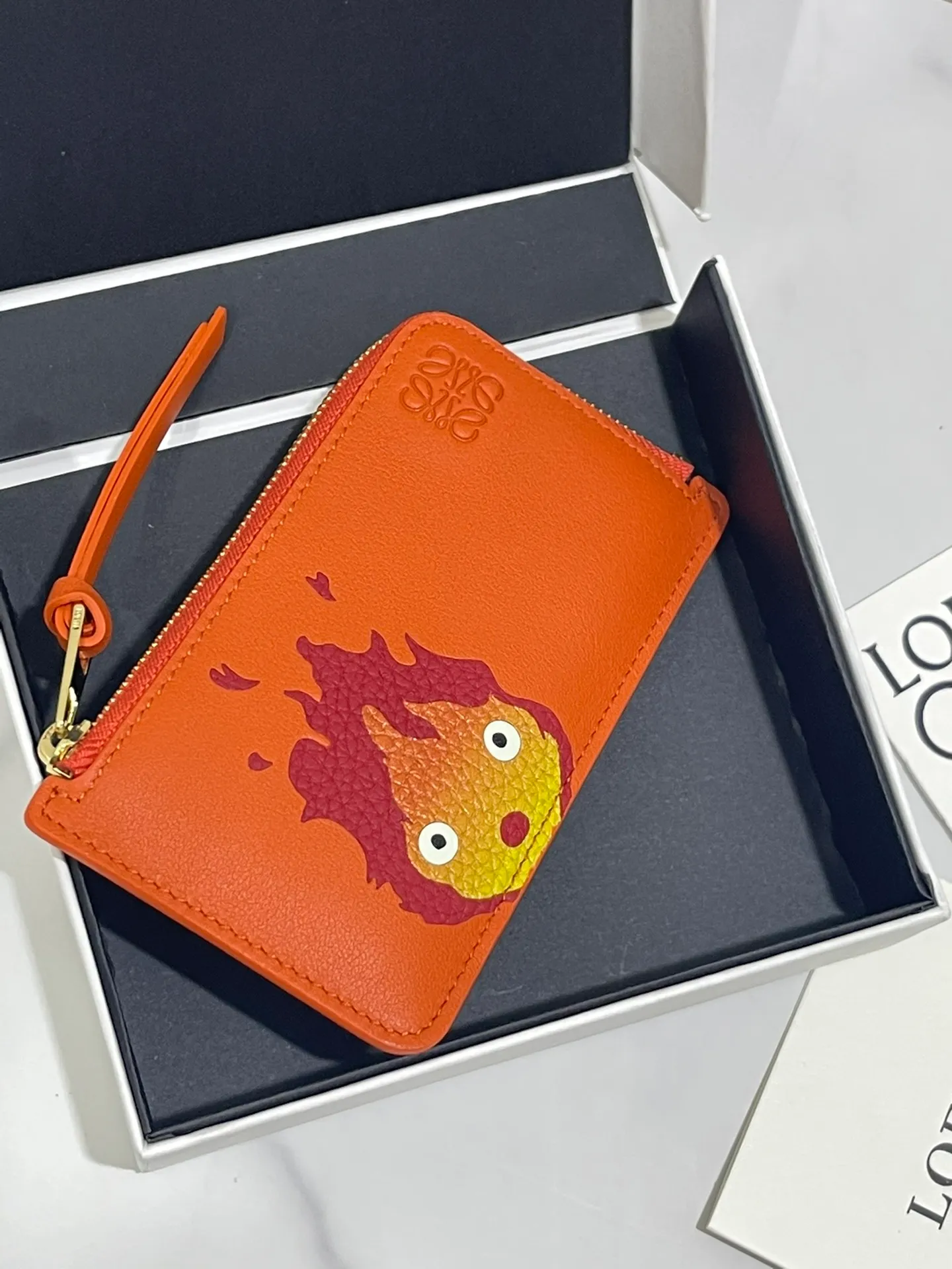❤️Calcifer zipper card holder✖️Howl's Moving Castle is said to be the final work of Hayao Miyazaki. Made of classic calfskin, using precise cutting technology, made with inlay technology, 4 card slots and a large zippered pocket. Style No. 3790, size 13*7.5, (Note⚠️: Since the pattern is inlaid and spliced ​​by hand, it is normal for there to be gaps and flakes on the leather) 💰660