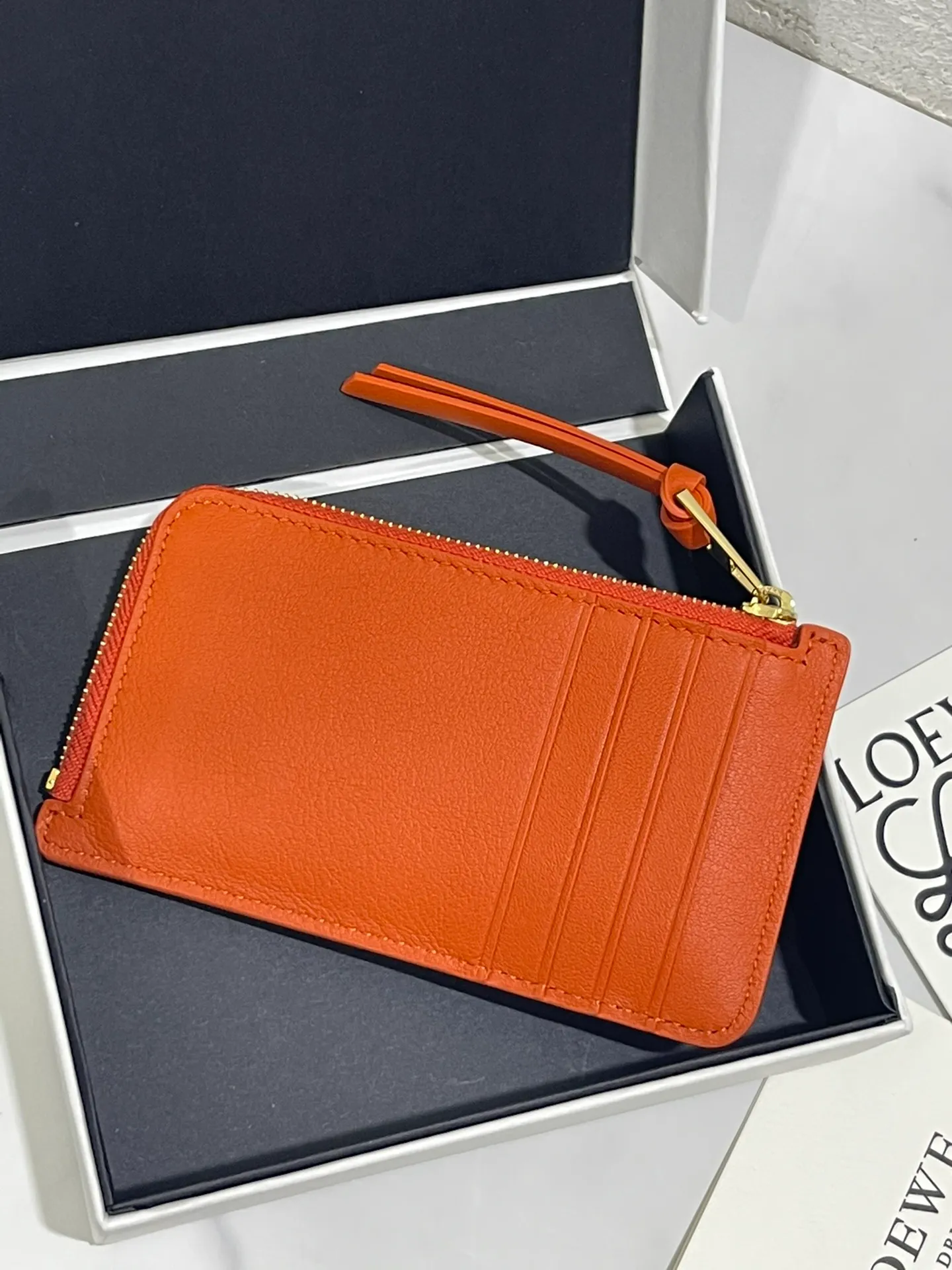 ❤️Calcifer zipper card holder✖️Howl's Moving Castle is said to be the final work of Hayao Miyazaki. Made of classic calfskin, using precise cutting technology, made with inlay technology, 4 card slots and a large zippered pocket. Style No. 3790, size 13*7.5, (Note⚠️: Since the pattern is inlaid and spliced ​​by hand, it is normal for there to be gaps and flakes on the leather) 💰660
