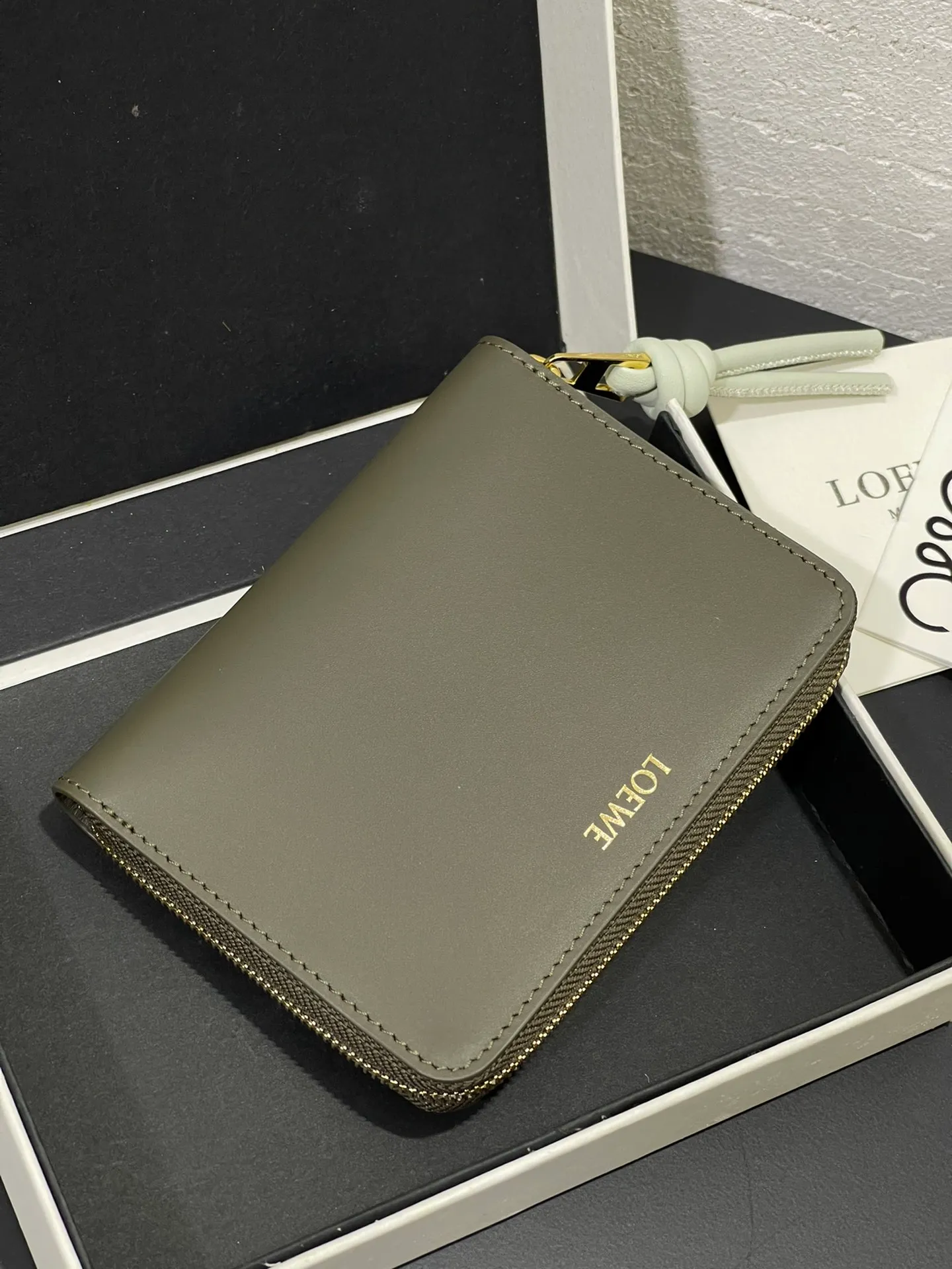 Glossy nappa leather knotted zipper wallet with sheepskin lining, color-blocked knotted pull tab, six card slots and zipper compartment. Style number 3805, size 12*9.5 💰410