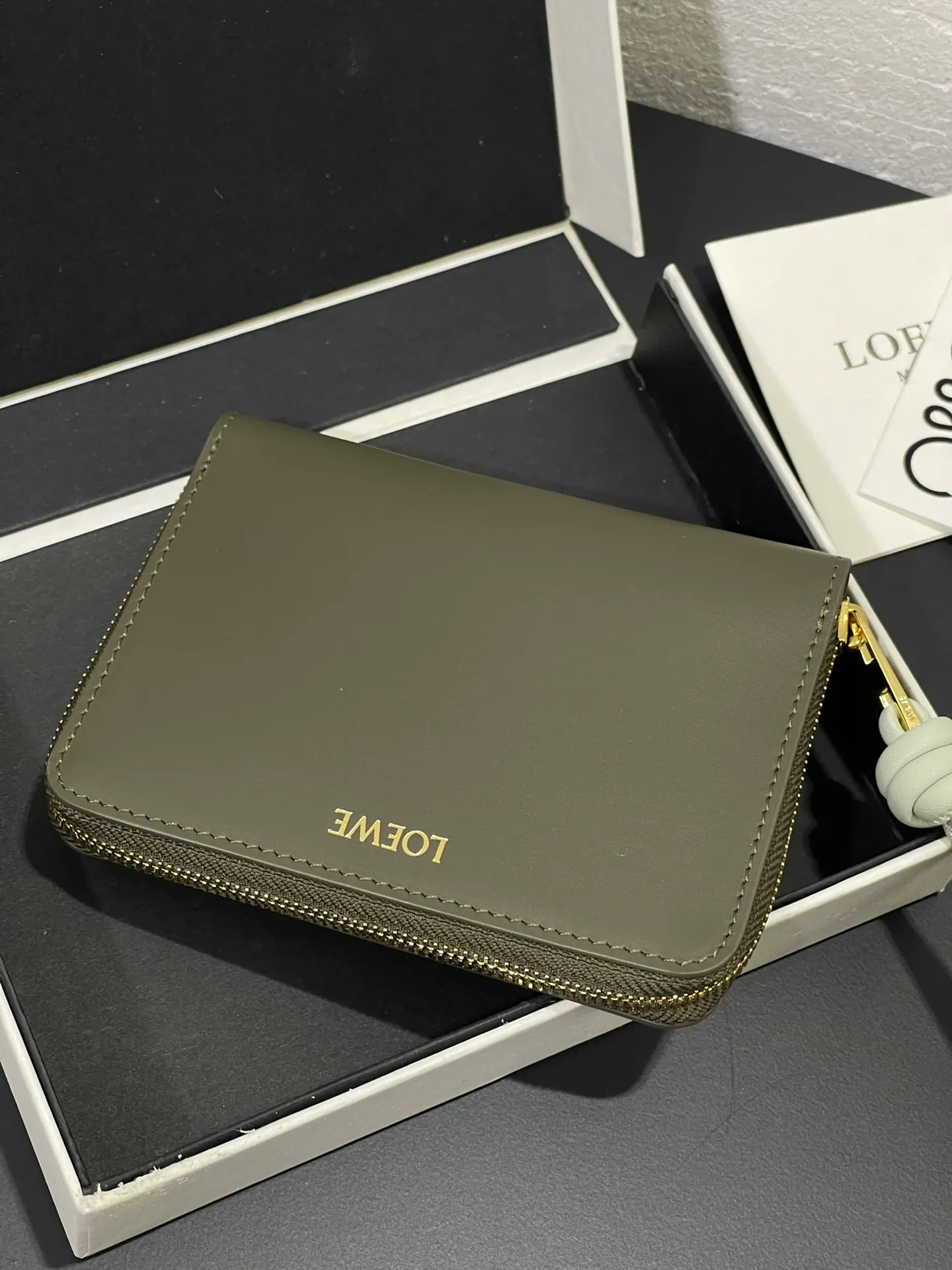 Glossy nappa leather knotted zipper wallet with sheepskin lining, color-blocked knotted pull tab, six card slots and zipper compartment. Style number 3805, size 12*9.5 💰410