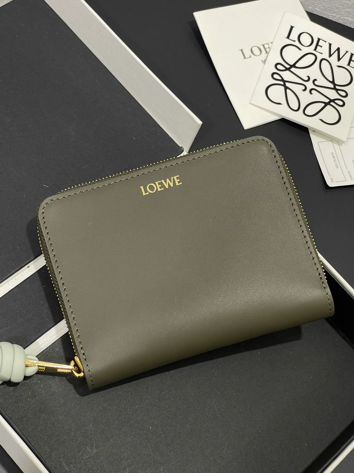Glossy nappa leather knotted zipper wallet with sheepskin lining, color-blocked knotted pull tab, six card slots and zipper compartment. Style number 3805, size 12*9.5 💰410