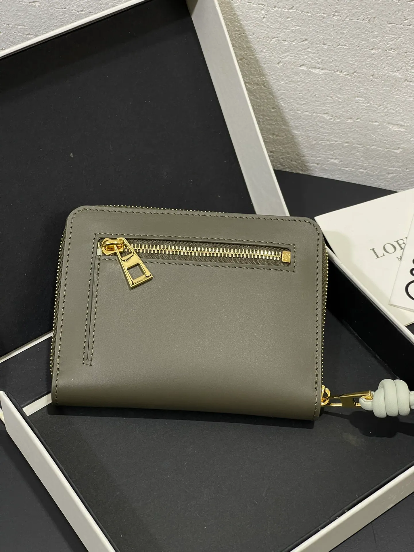 Glossy nappa leather knotted zipper wallet with sheepskin lining, color-blocked knotted pull tab, six card slots and zipper compartment. Style number 3805, size 12*9.5 💰410