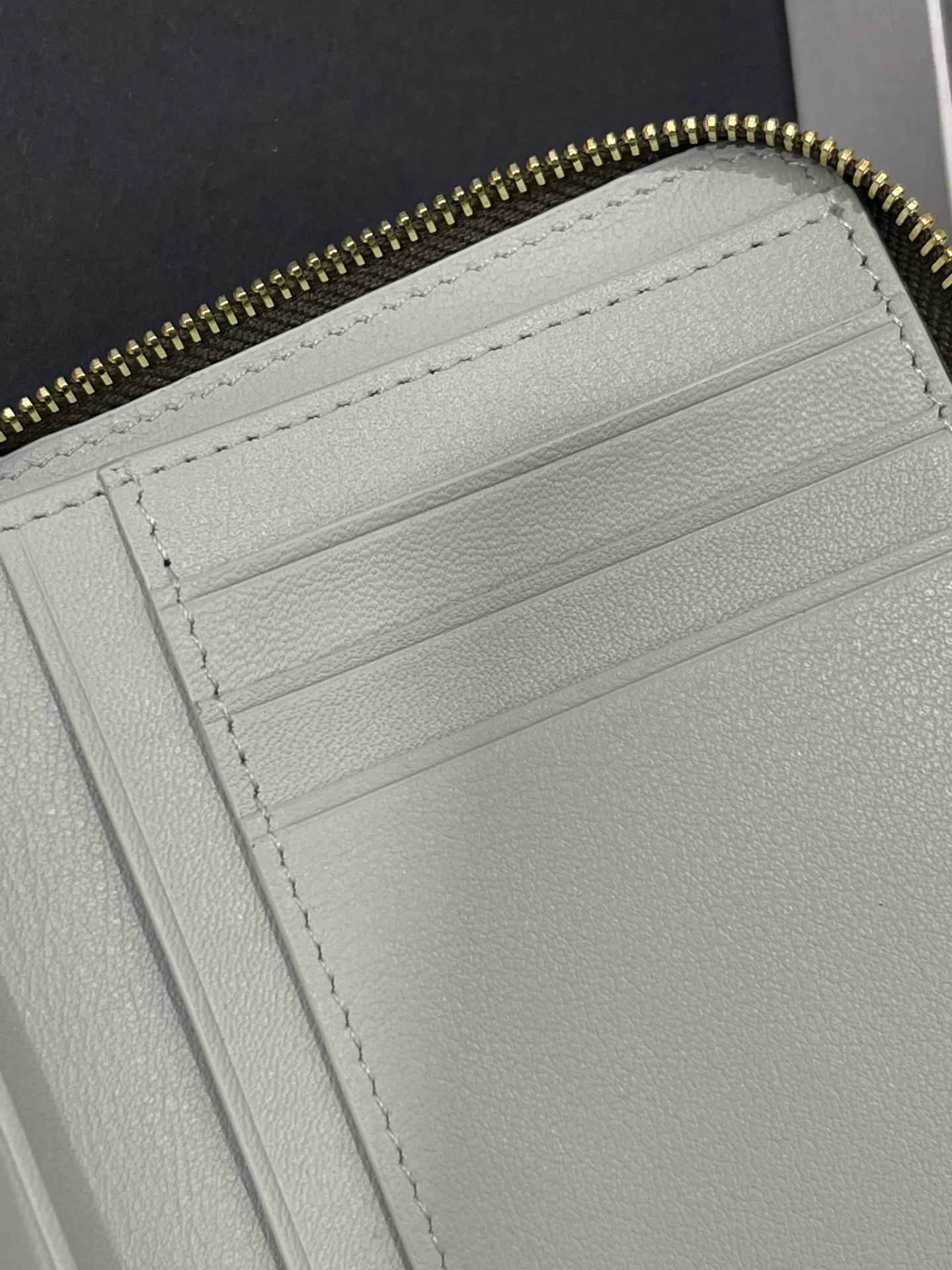 Glossy nappa leather knotted zipper wallet with sheepskin lining, color-blocked knotted pull tab, six card slots and zipper compartment. Style number 3805, size 12*9.5 💰410