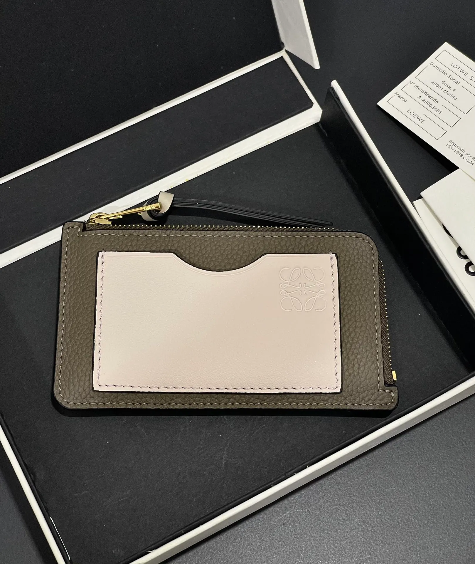 480💰 Color-blocked zippered card holder is made of soft pique calfskin and contrasting calfskin. There are card slots and zipper pockets on both sides, which can hold change and cards. It is exquisite and practical. Style number 3762, size 13*7.5