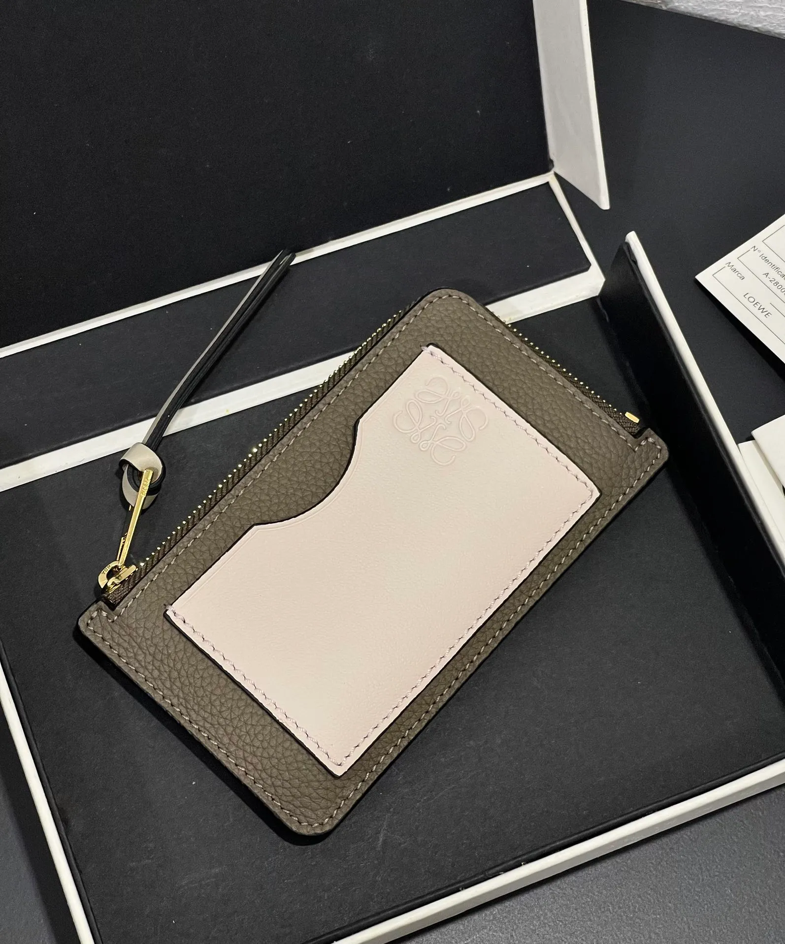 480💰 Color-blocked zippered card holder is made of soft pique calfskin and contrasting calfskin. There are card slots and zipper pockets on both sides, which can hold change and cards. It is exquisite and practical. Style number 3762, size 13*7.5