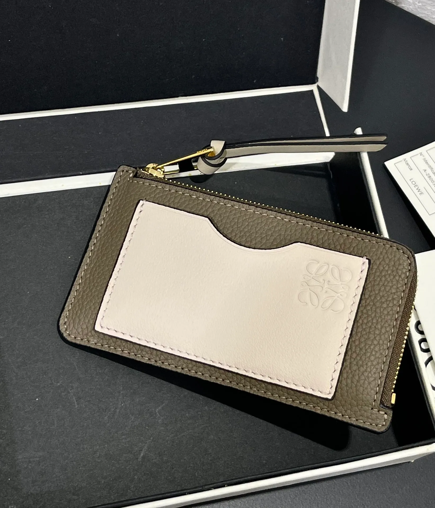 480💰 Color-blocked zippered card holder is made of soft pique calfskin and contrasting calfskin. There are card slots and zipper pockets on both sides, which can hold change and cards. It is exquisite and practical. Style number 3762, size 13*7.5