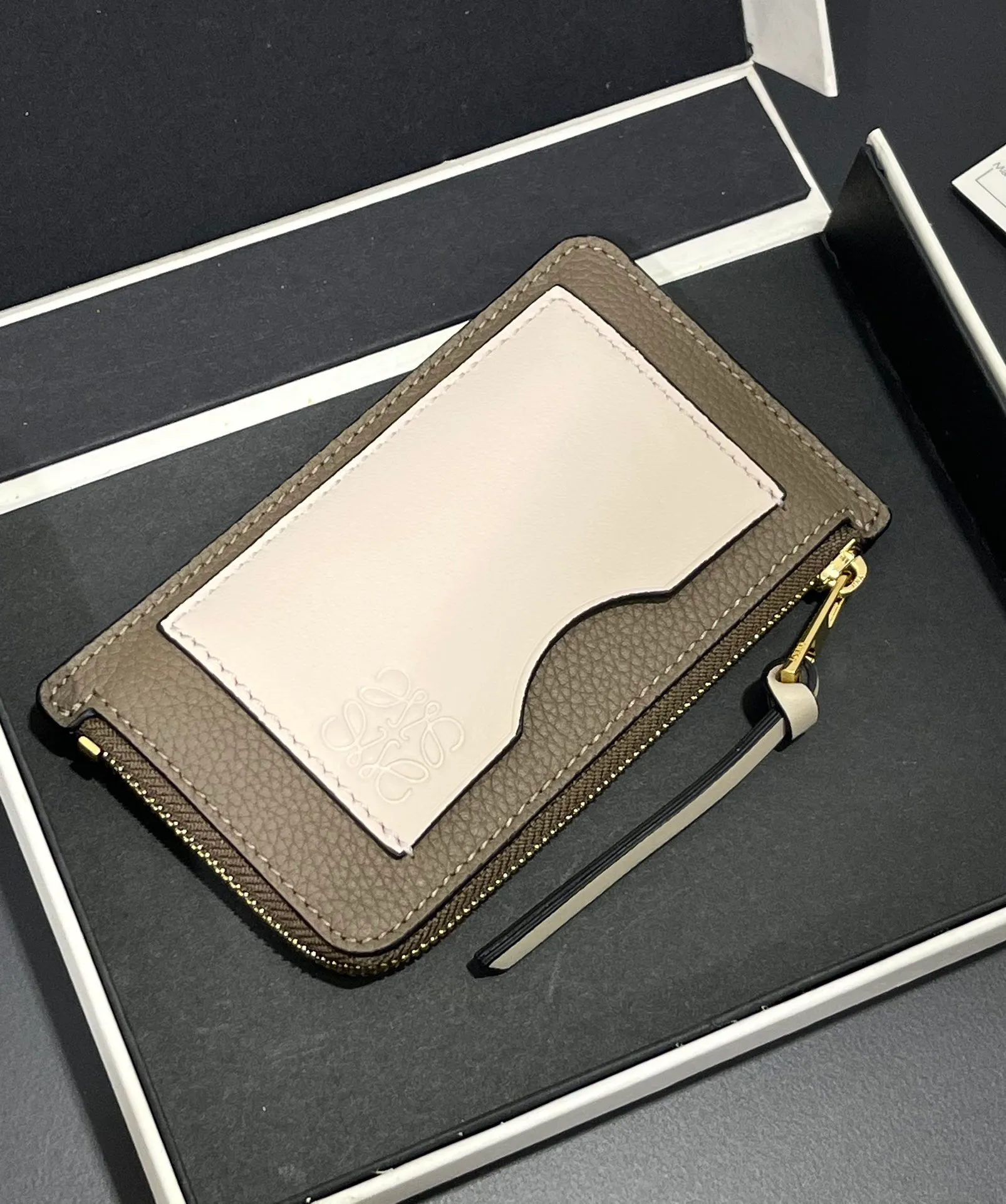 480💰 Color-blocked zippered card holder is made of soft pique calfskin and contrasting calfskin. There are card slots and zipper pockets on both sides, which can hold change and cards. It is exquisite and practical. Style number 3762, size 13*7.5
