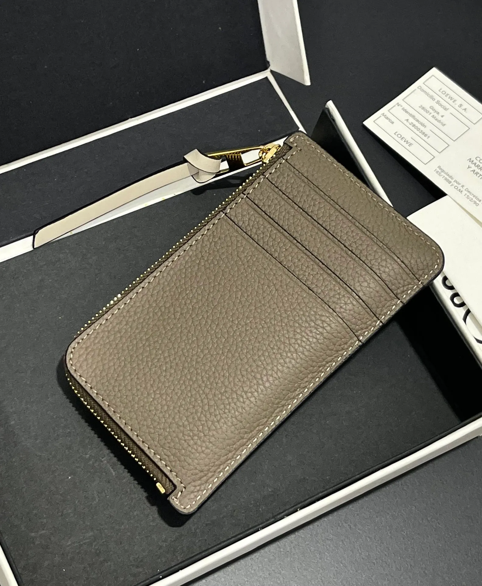 480💰 Color-blocked zippered card holder is made of soft pique calfskin and contrasting calfskin. There are card slots and zipper pockets on both sides, which can hold change and cards. It is exquisite and practical. Style number 3762, size 13*7.5