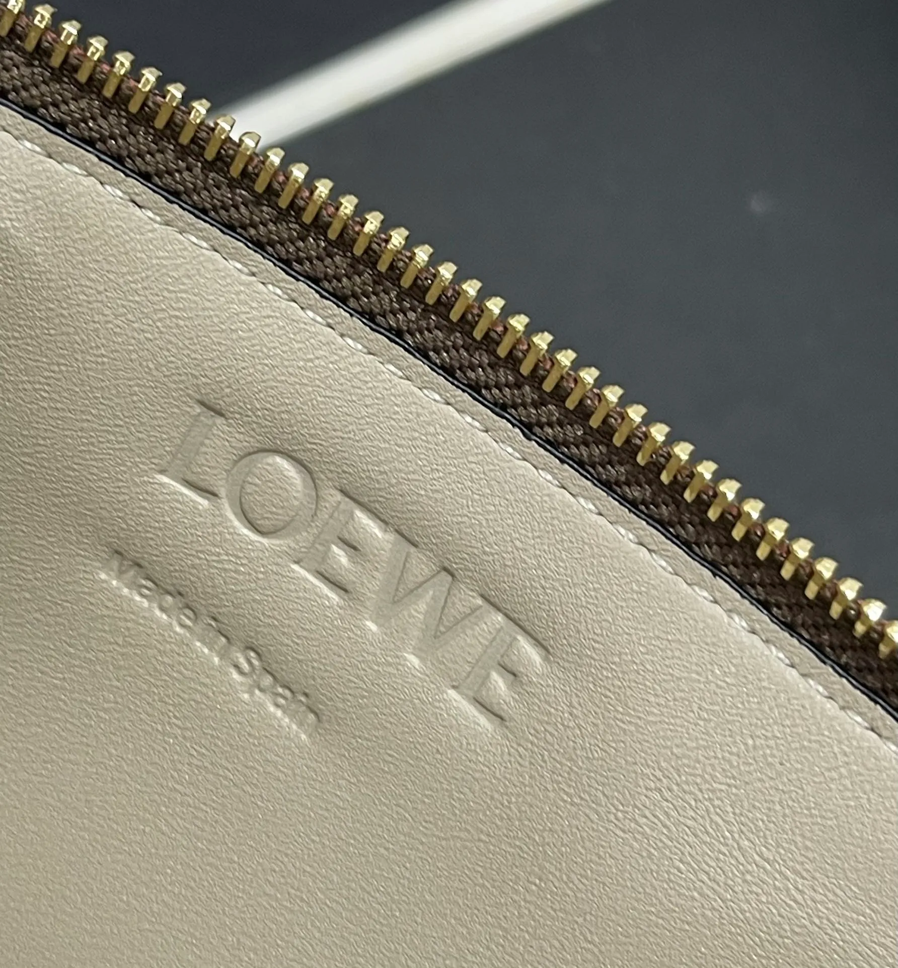 480💰 Color-blocked zippered card holder is made of soft pique calfskin and contrasting calfskin. There are card slots and zipper pockets on both sides, which can hold change and cards. It is exquisite and practical. Style number 3762, size 13*7.5