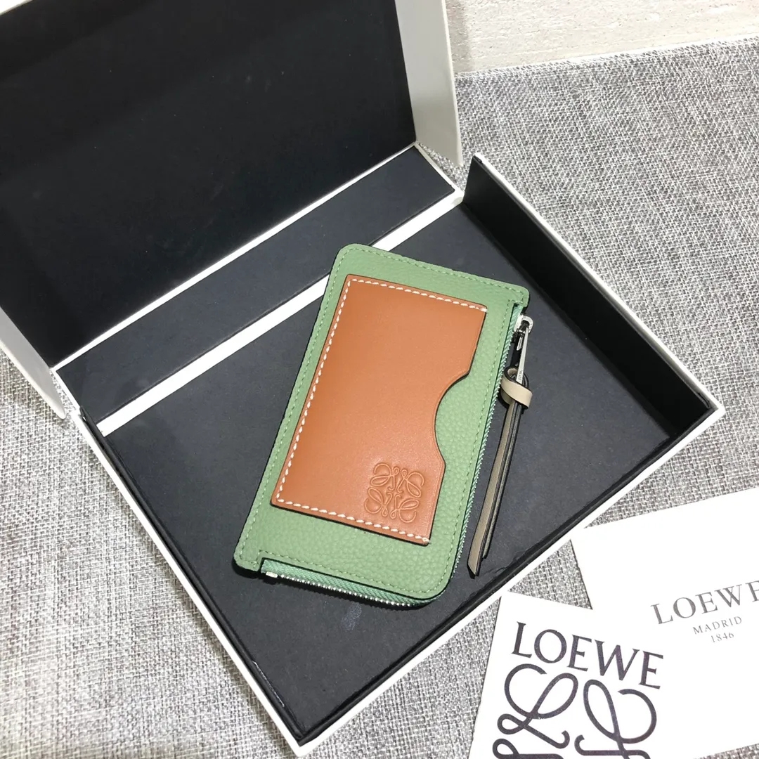 480💰 Color-blocked zippered card holder is made of soft pique calfskin and contrasting calfskin. There are card slots and zipper pockets on both sides, which can hold change and cards. It is exquisite and practical. Style number 3762, size 13*7.5