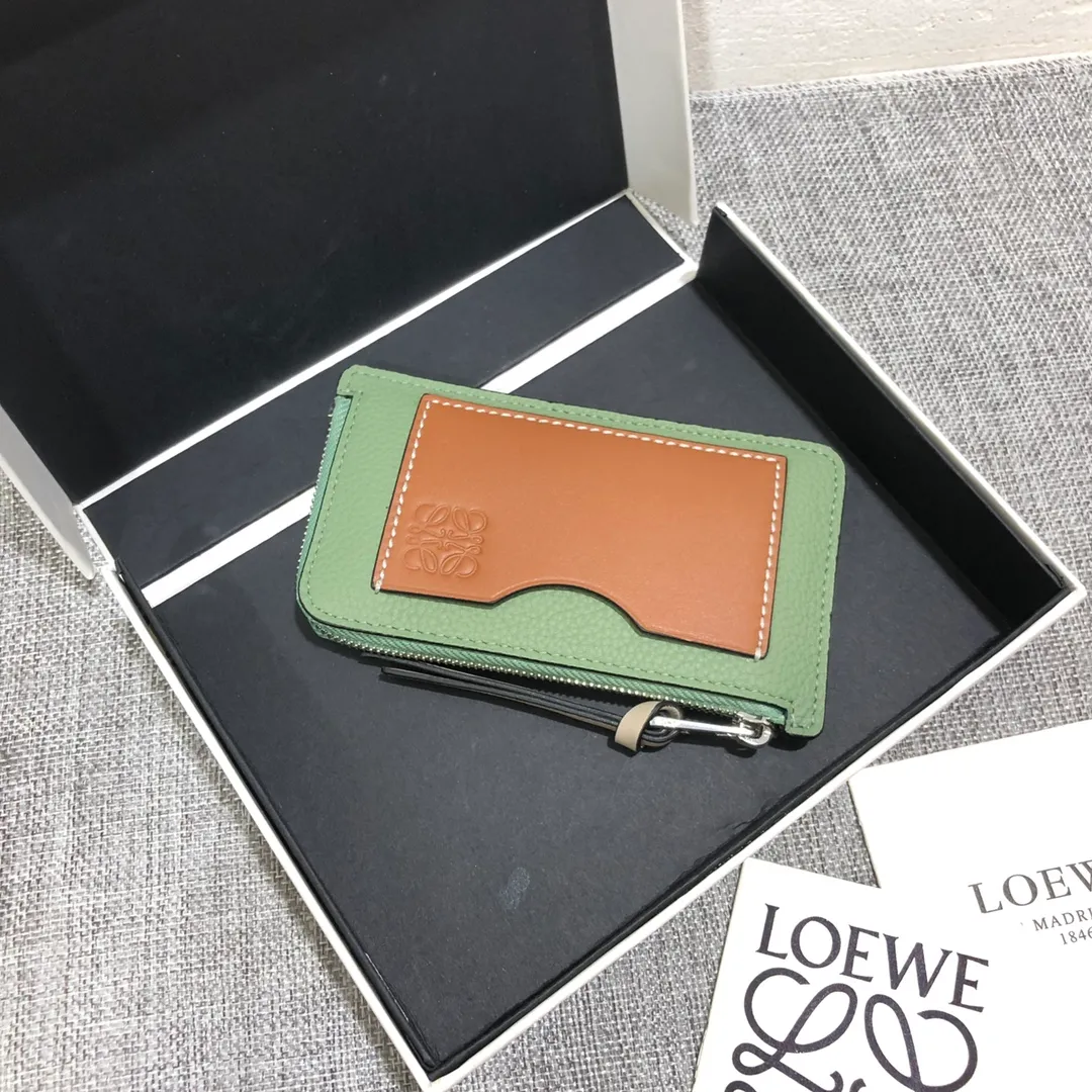 480💰 Color-blocked zippered card holder is made of soft pique calfskin and contrasting calfskin. There are card slots and zipper pockets on both sides, which can hold change and cards. It is exquisite and practical. Style number 3762, size 13*7.5