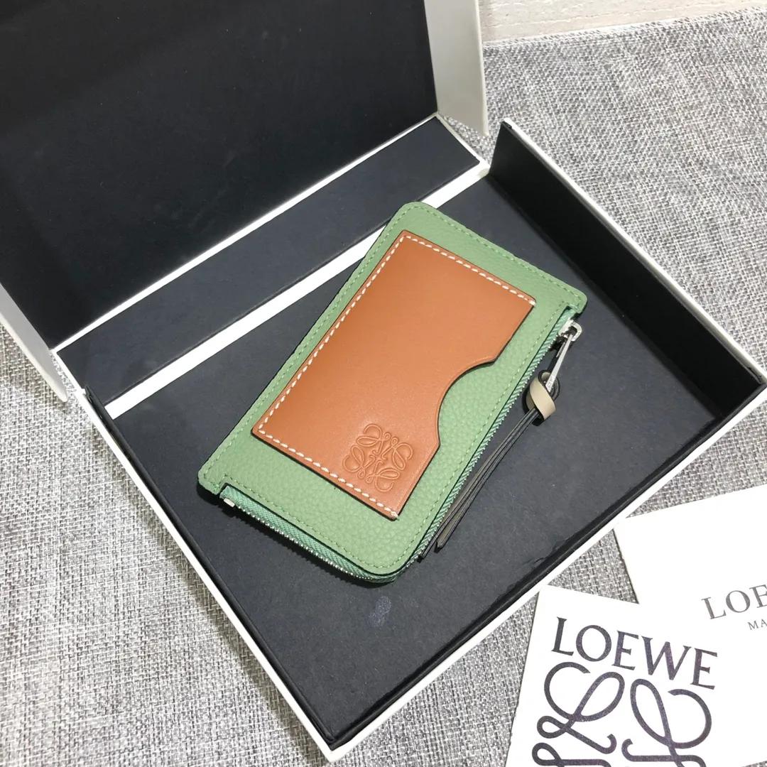 480💰 Color-blocked zippered card holder is made of soft pique calfskin and contrasting calfskin. There are card slots and zipper pockets on both sides, which can hold change and cards. It is exquisite and practical. Style number 3762, size 13*7.5