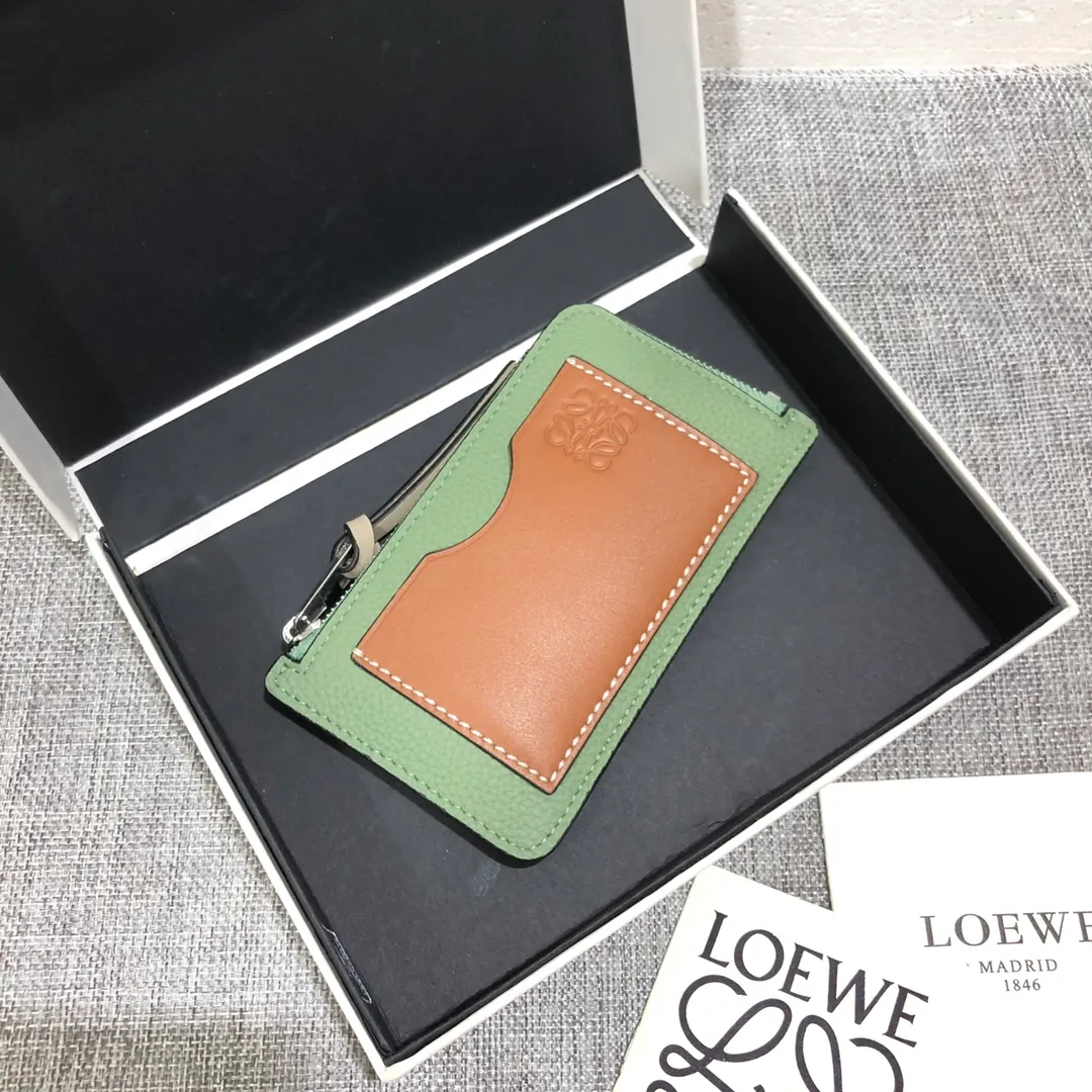 480💰 Color-blocked zippered card holder is made of soft pique calfskin and contrasting calfskin. There are card slots and zipper pockets on both sides, which can hold change and cards. It is exquisite and practical. Style number 3762, size 13*7.5