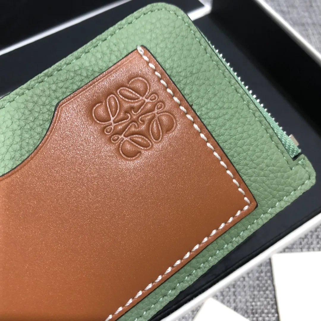 480💰 Color-blocked zippered card holder is made of soft pique calfskin and contrasting calfskin. There are card slots and zipper pockets on both sides, which can hold change and cards. It is exquisite and practical. Style number 3762, size 13*7.5