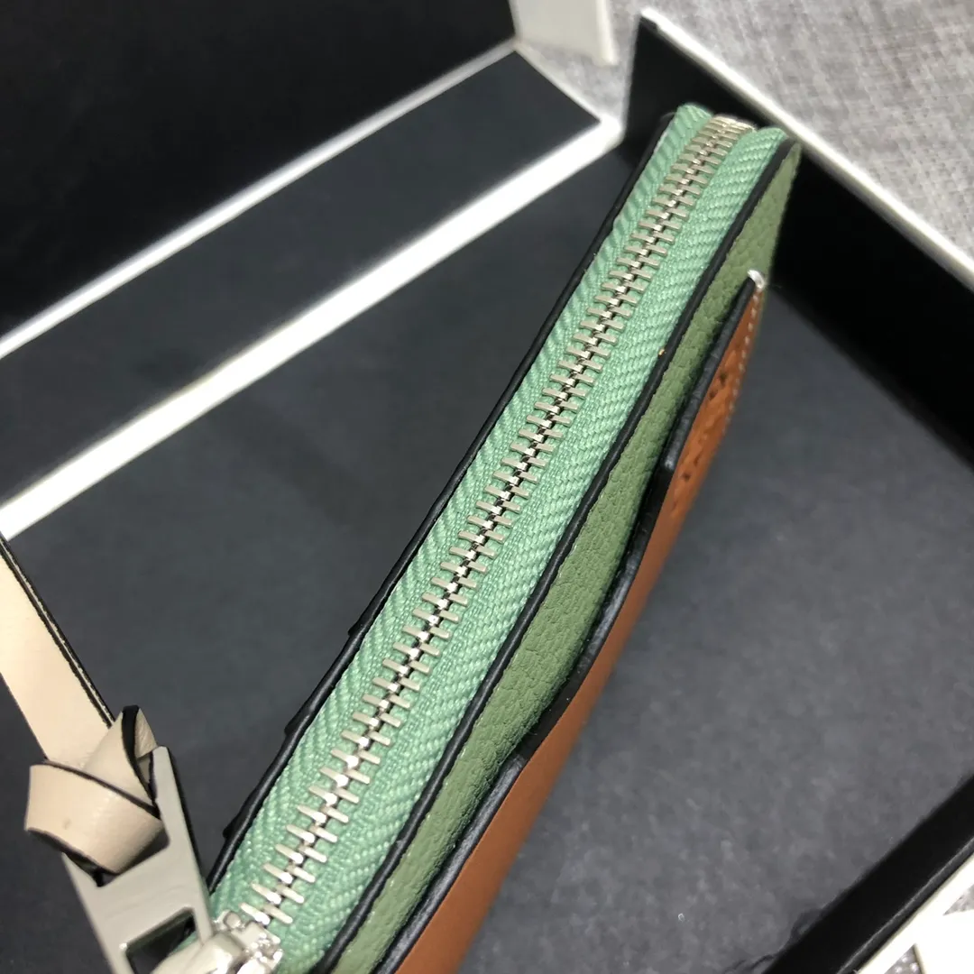480💰 Color-blocked zippered card holder is made of soft pique calfskin and contrasting calfskin. There are card slots and zipper pockets on both sides, which can hold change and cards. It is exquisite and practical. Style number 3762, size 13*7.5