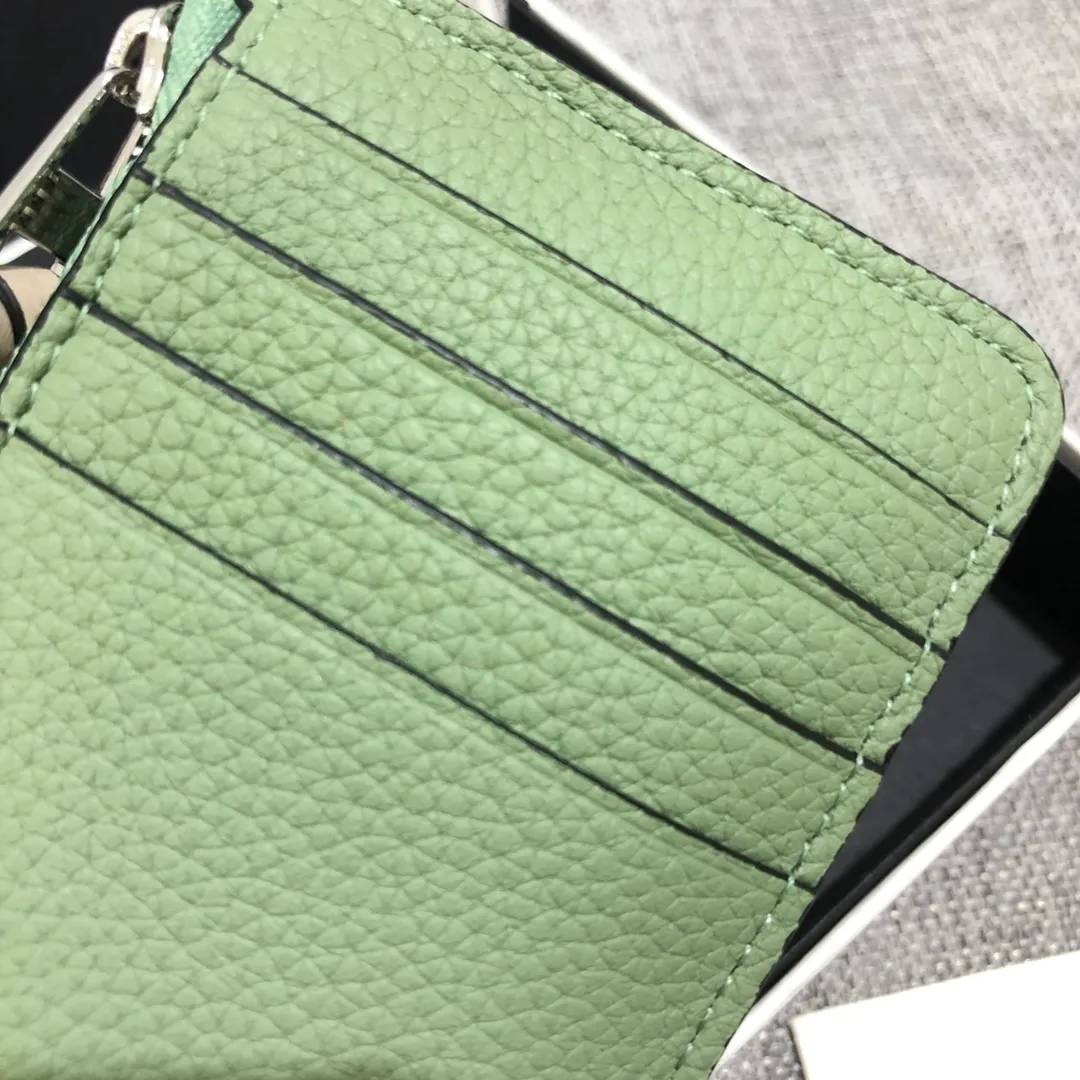 480💰 Color-blocked zippered card holder is made of soft pique calfskin and contrasting calfskin. There are card slots and zipper pockets on both sides, which can hold change and cards. It is exquisite and practical. Style number 3762, size 13*7.5
