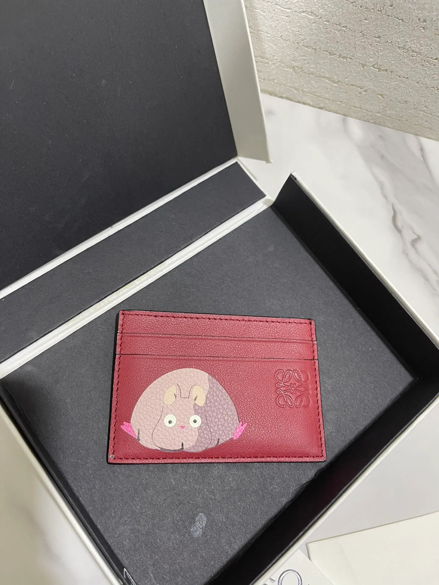 The limited edition "Mouse" series single card holder in cooperation with Spirited Away is made of classic calfskin, using precise cutting technology and inlay technology. Its smart and exquisite design is dazzling. Style No. 3777, size 10*7 (Note⚠️: The little mouse pattern is spliced ​​and inlaid, and gaps and skin flakes are normal) 💰560