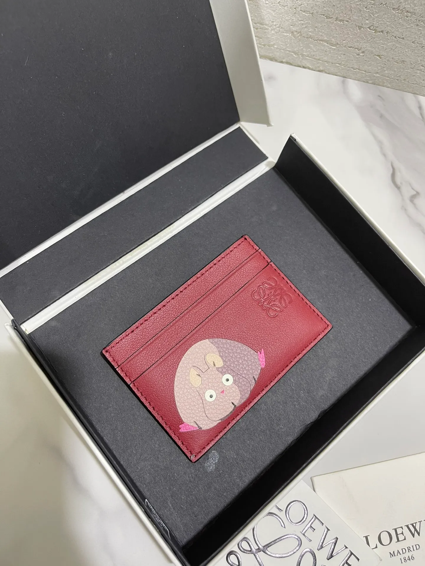 The limited edition "Mouse" series single card holder in cooperation with Spirited Away is made of classic calfskin, using precise cutting technology and inlay technology. Its smart and exquisite design is dazzling. Style No. 3777, size 10*7 (Note⚠️: The little mouse pattern is spliced ​​and inlaid, and gaps and skin flakes are normal) 💰560