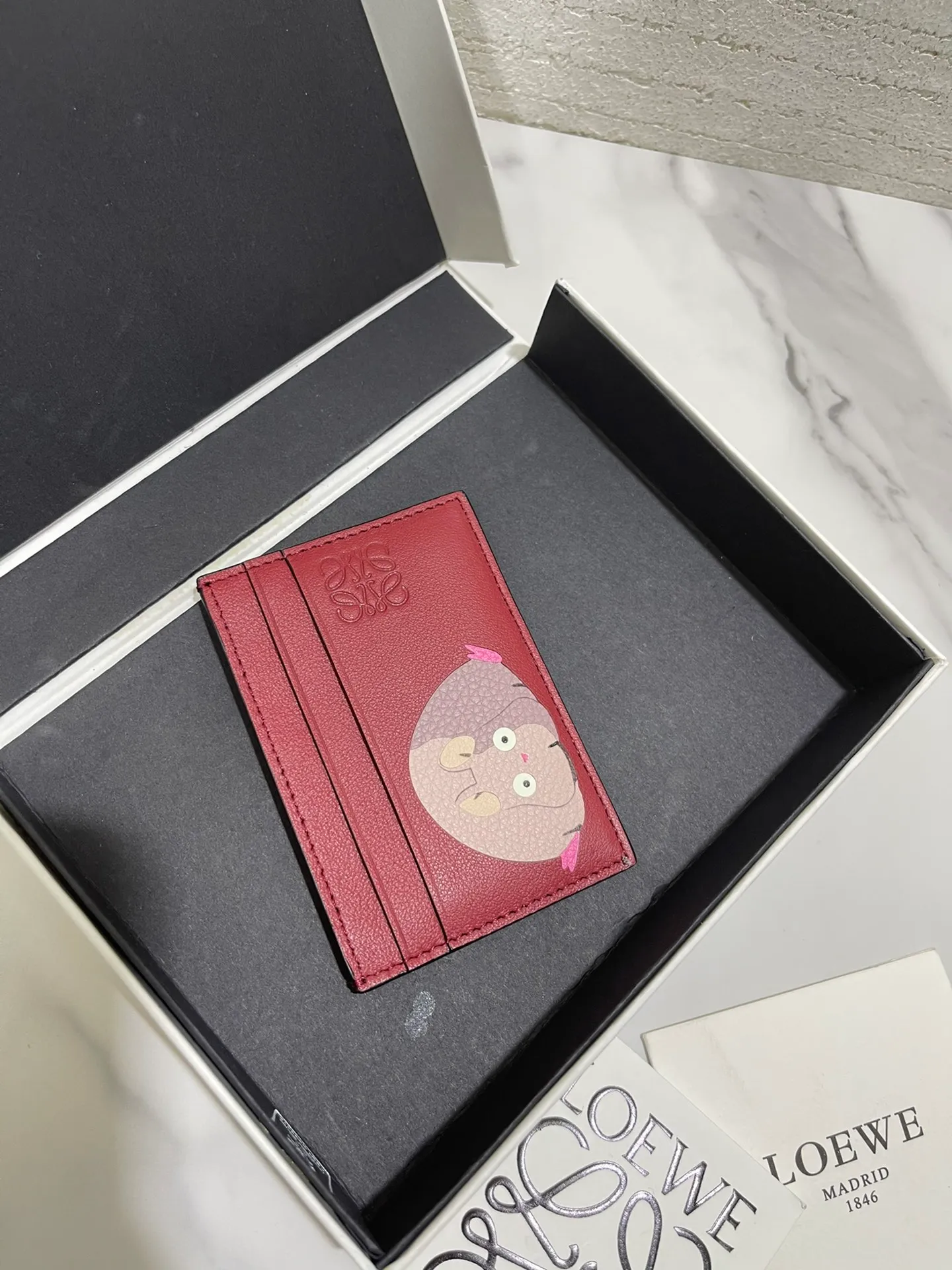 The limited edition "Mouse" series single card holder in cooperation with Spirited Away is made of classic calfskin, using precise cutting technology and inlay technology. Its smart and exquisite design is dazzling. Style No. 3777, size 10*7 (Note⚠️: The little mouse pattern is spliced ​​and inlaid, and gaps and skin flakes are normal) 💰560