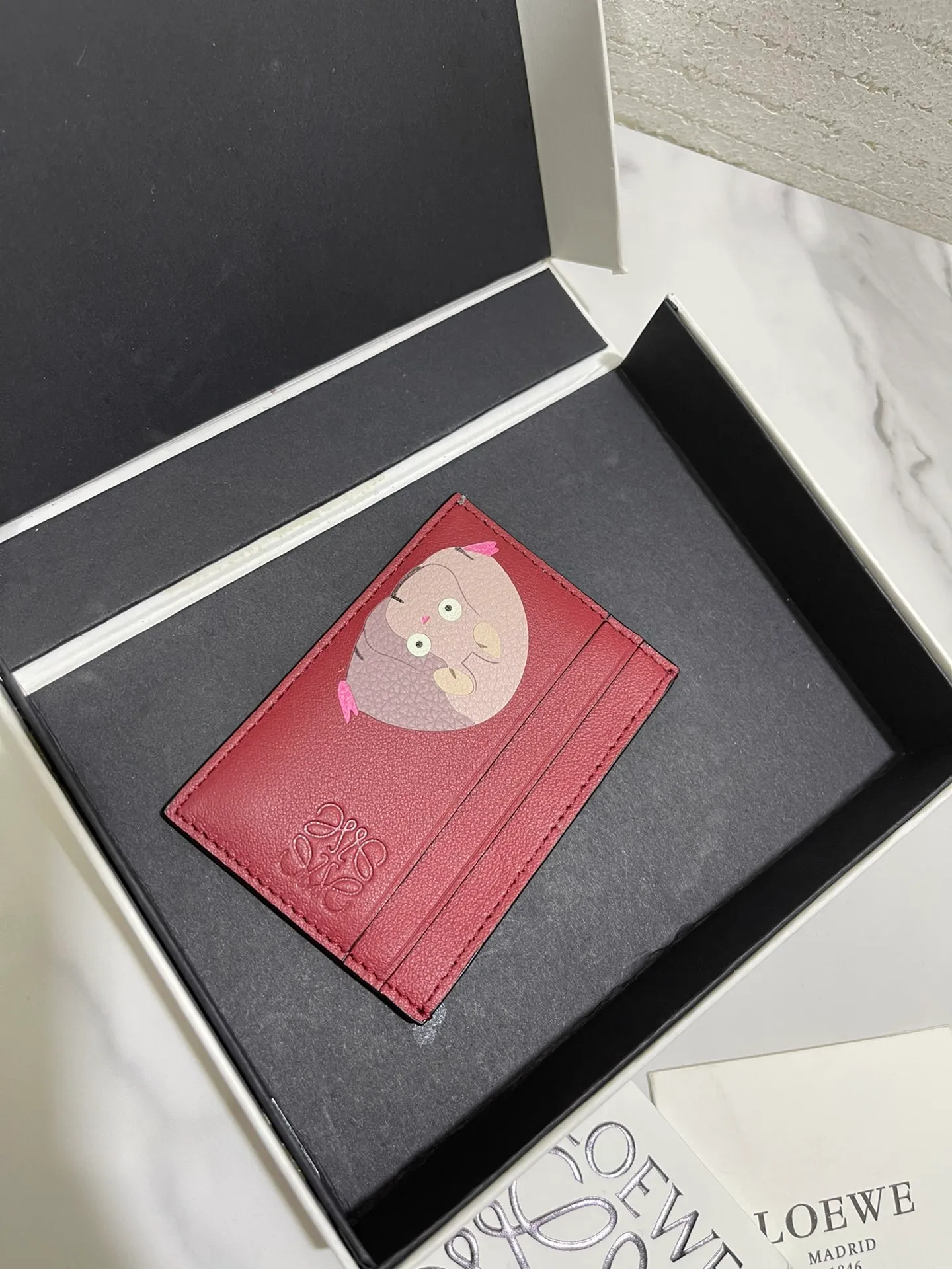 The limited edition "Mouse" series single card holder in cooperation with Spirited Away is made of classic calfskin, using precise cutting technology and inlay technology. Its smart and exquisite design is dazzling. Style No. 3777, size 10*7 (Note⚠️: The little mouse pattern is spliced ​​and inlaid, and gaps and skin flakes are normal) 💰560