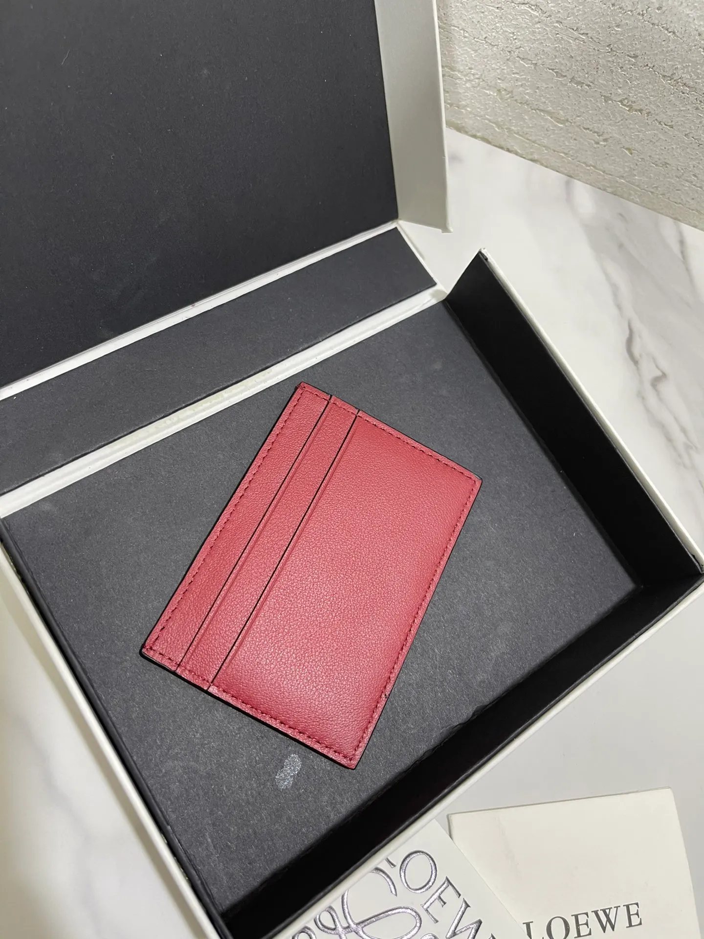 The limited edition "Mouse" series single card holder in cooperation with Spirited Away is made of classic calfskin, using precise cutting technology and inlay technology. Its smart and exquisite design is dazzling. Style No. 3777, size 10*7 (Note⚠️: The little mouse pattern is spliced ​​and inlaid, and gaps and skin flakes are normal) 💰560