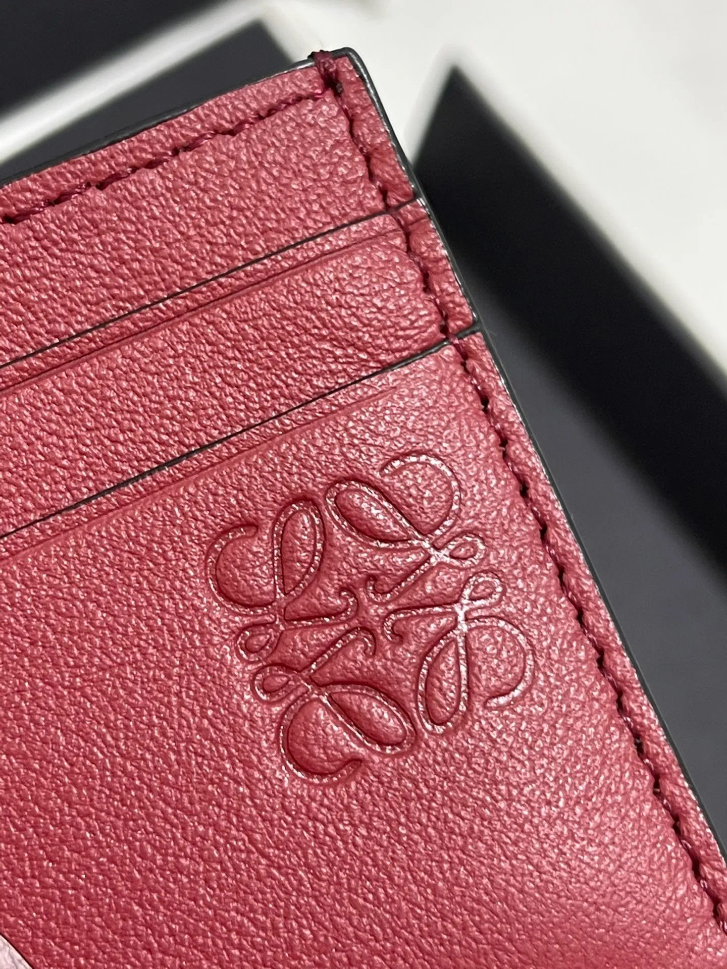 The limited edition "Mouse" series single card holder in cooperation with Spirited Away is made of classic calfskin, using precise cutting technology and inlay technology. Its smart and exquisite design is dazzling. Style No. 3777, size 10*7 (Note⚠️: The little mouse pattern is spliced ​​and inlaid, and gaps and skin flakes are normal) 💰560