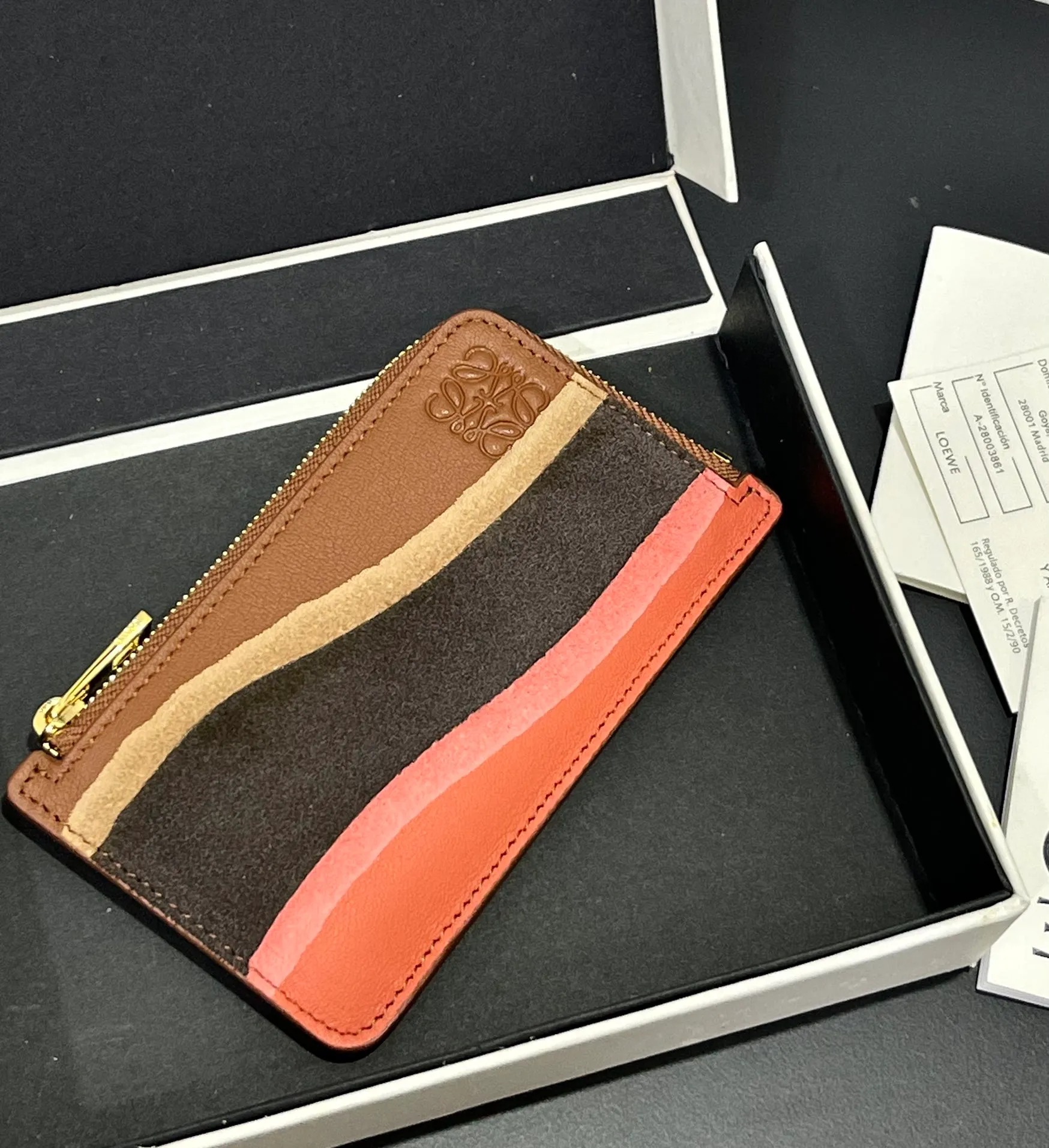 600💰 Landscape spliced ​​zipper card holder is made of calfskin and suede. This card holder is made by thinning, laminating, laminating and other complex production processes of different leathers. Four card slots and a zipper compartment. Style No. 3816 Note⚠️: The radian position of the leather splicing will be different, and there will be rubber bands or skin scars. Each one is unique, so please don’t disturb me if you mind!
