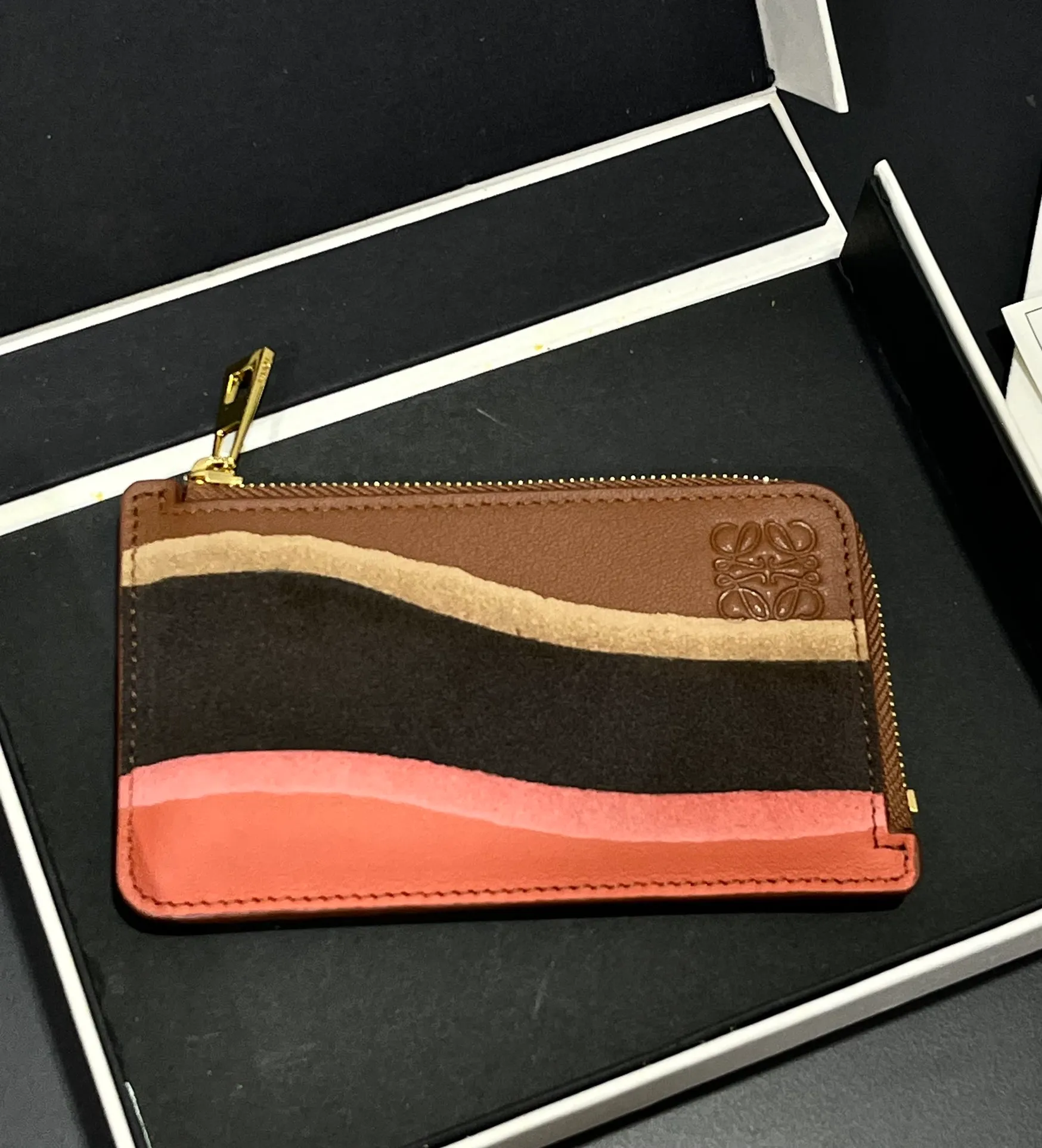 600💰 Landscape spliced ​​zipper card holder is made of calfskin and suede. This card holder is made by thinning, laminating, laminating and other complex production processes of different leathers. Four card slots and a zipper compartment. Style No. 3816 Note⚠️: The radian position of the leather splicing will be different, and there will be rubber bands or skin scars. Each one is unique, so please don’t disturb me if you mind!