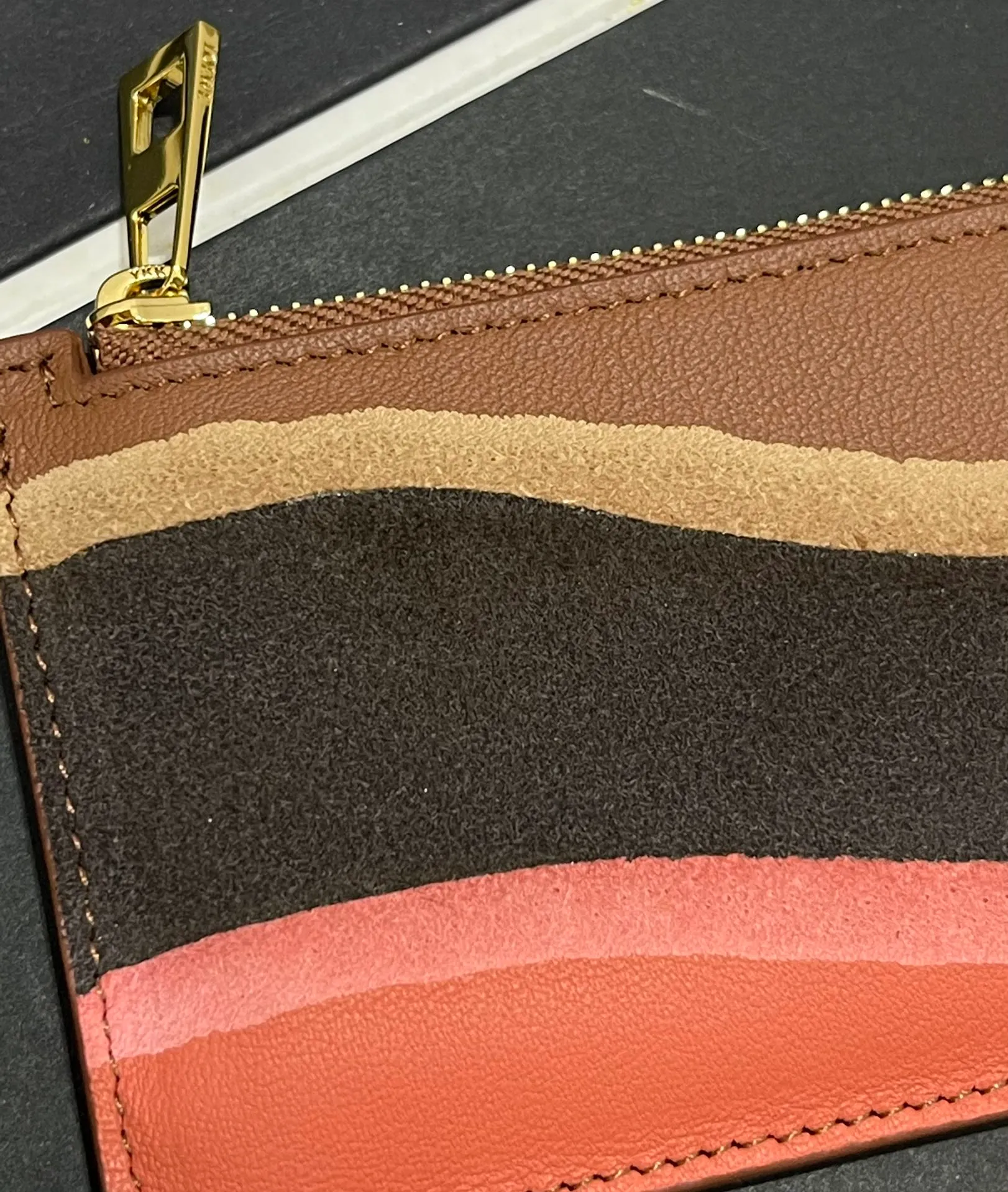 600💰 Landscape spliced ​​zipper card holder is made of calfskin and suede. This card holder is made by thinning, laminating, laminating and other complex production processes of different leathers. Four card slots and a zipper compartment. Style No. 3816 Note⚠️: The radian position of the leather splicing will be different, and there will be rubber bands or skin scars. Each one is unique, so please don’t disturb me if you mind!