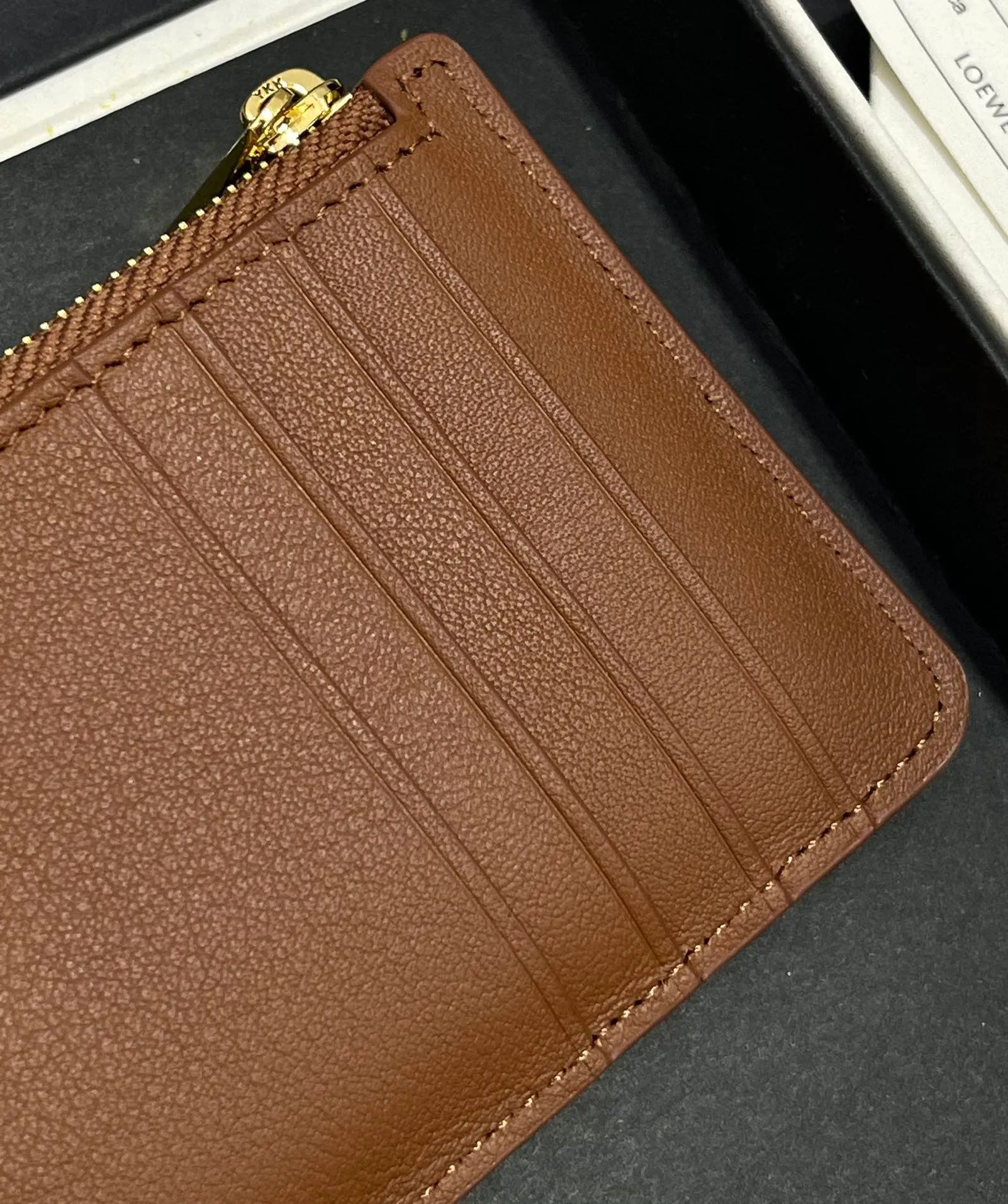 600💰 Landscape spliced ​​zipper card holder is made of calfskin and suede. This card holder is made by thinning, laminating, laminating and other complex production processes of different leathers. Four card slots and a zipper compartment. Style No. 3816 Note⚠️: The radian position of the leather splicing will be different, and there will be rubber bands or skin scars. Each one is unique, so please don’t disturb me if you mind!