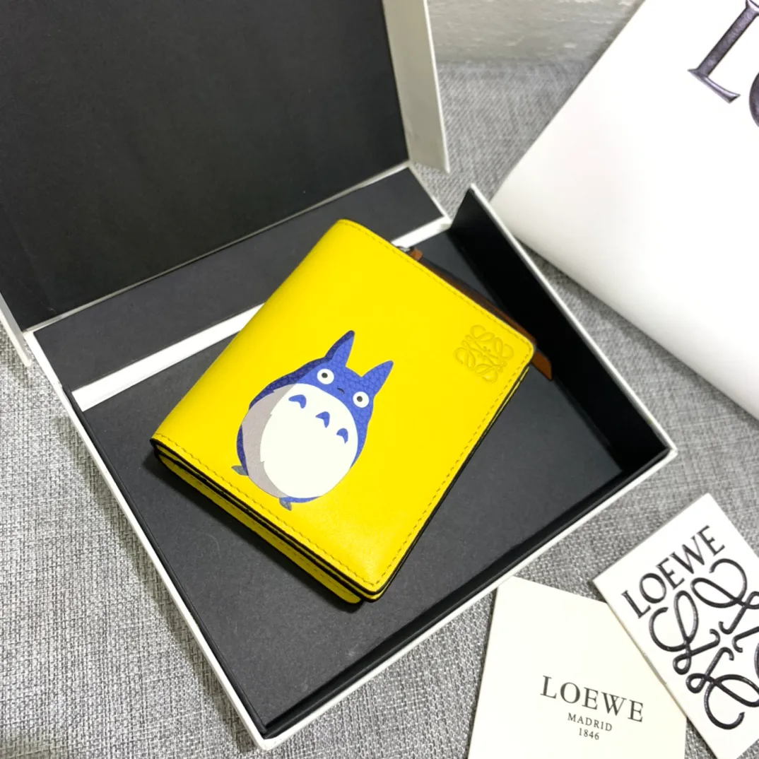860💰Special "My Neighbor Totoro🐱" series short wallet is exquisitely made with inlay technology. Its smart and exquisite design is dazzling. There are 8 card slots, skewer pockets and zipper pockets inside. Style number 3750, size 11*9 (note⚠️ the chinchilla pattern is spliced ​​and inlaid, gaps and skin flakes are normal)