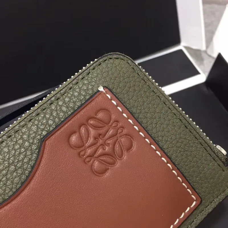 480💰 Color-blocked zippered card holder is made of soft pique calfskin and contrasting calfskin. There are card slots and zipper pockets on both sides, which can hold change and cards. It is exquisite and practical. Style number 3611, size 13*7.5