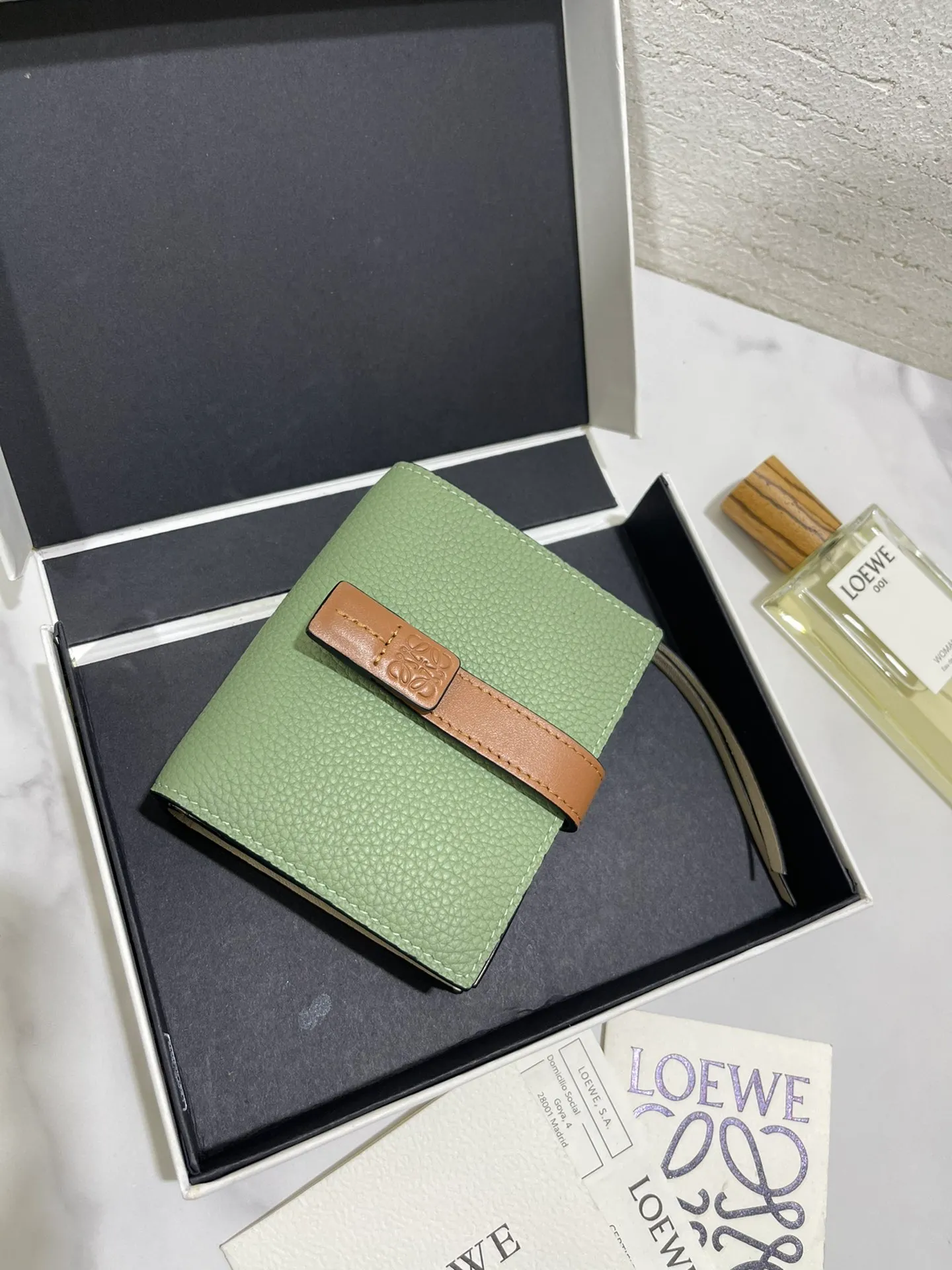 740💰 Compact zip wallet is made of wear-resistant piqué calfskin with a two-color combination. It has card slots and a coin pocket inside, making it exquisite and practical. Style number 3788, size 10.5*9*3