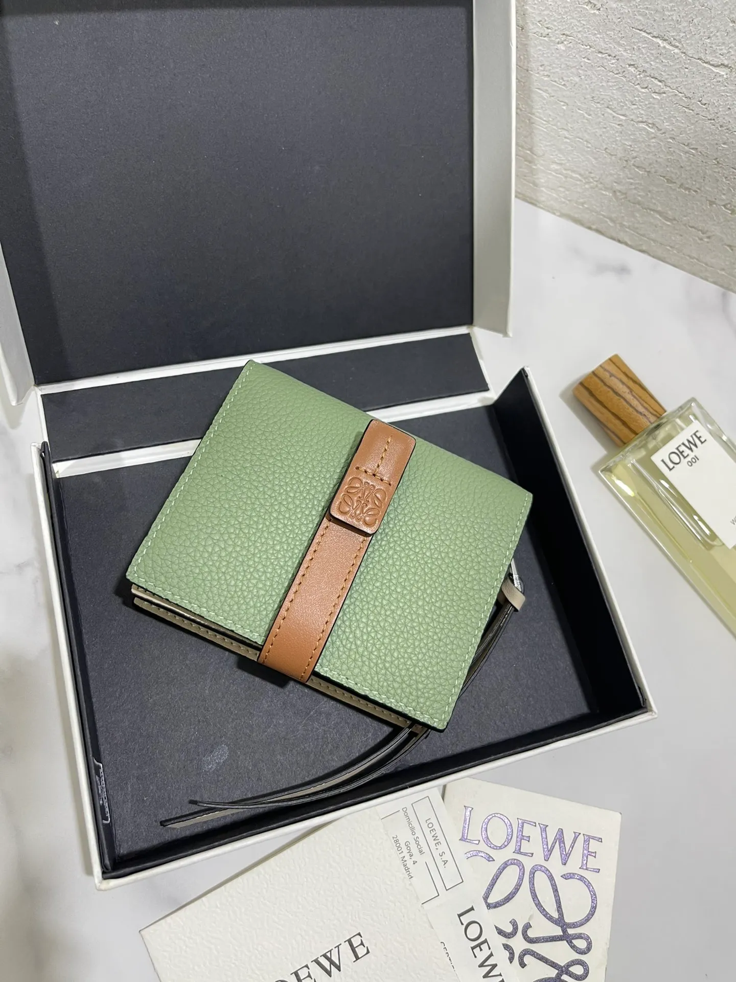 740💰 Compact zip wallet is made of wear-resistant piqué calfskin with a two-color combination. It has card slots and a coin pocket inside, making it exquisite and practical. Style number 3788, size 10.5*9*3