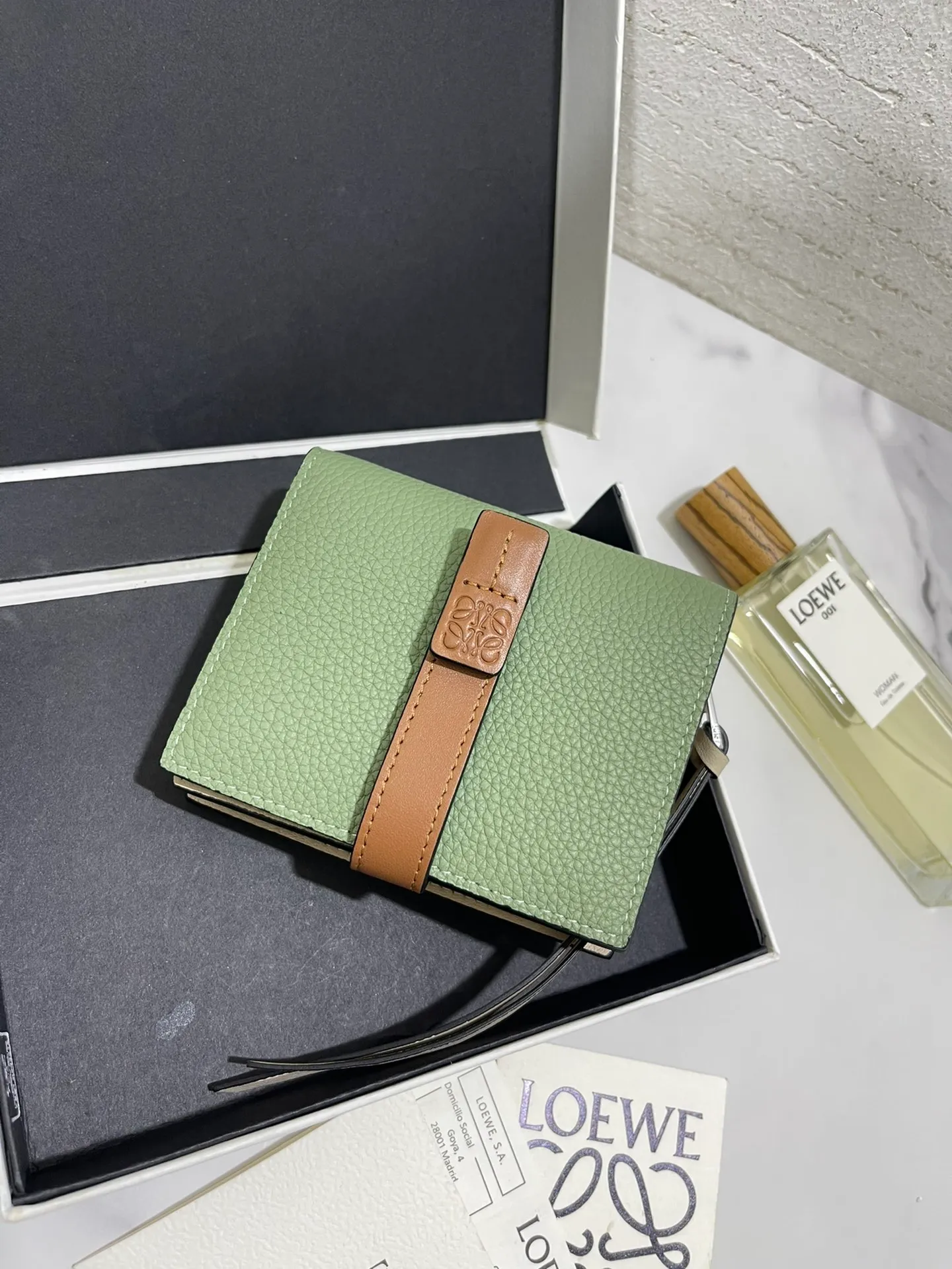 740💰 Compact zip wallet is made of wear-resistant piqué calfskin with a two-color combination. It has card slots and a coin pocket inside, making it exquisite and practical. Style number 3788, size 10.5*9*3