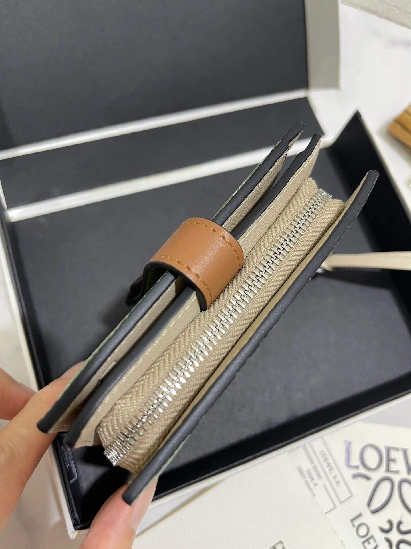 740💰 Compact zip wallet is made of wear-resistant piqué calfskin with a two-color combination. It has card slots and a coin pocket inside, making it exquisite and practical. Style number 3788, size 10.5*9*3