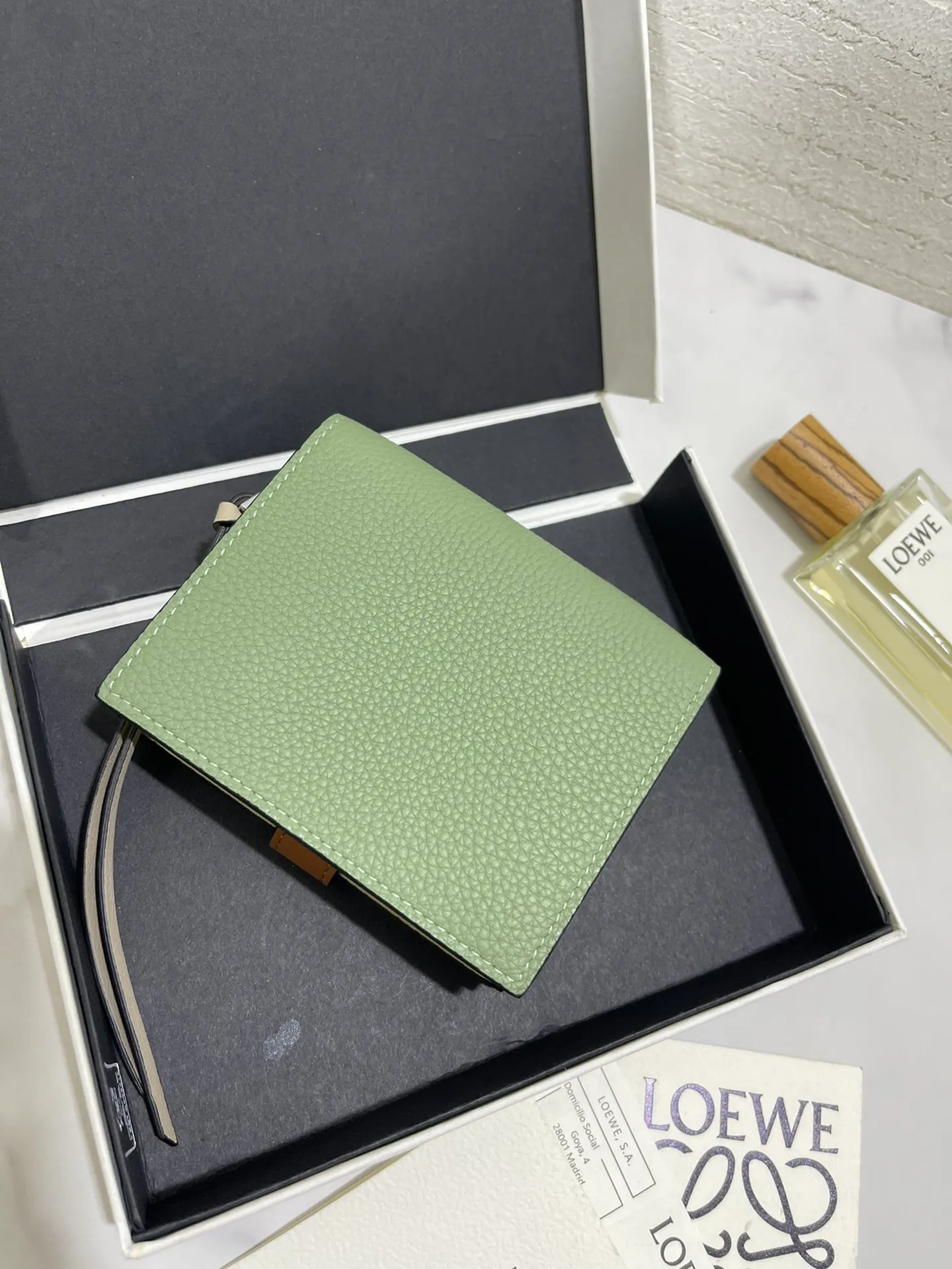 740💰 Compact zip wallet is made of wear-resistant piqué calfskin with a two-color combination. It has card slots and a coin pocket inside, making it exquisite and practical. Style number 3788, size 10.5*9*3