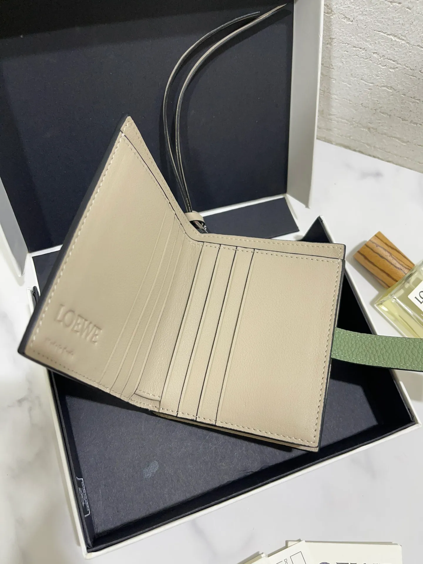 740💰 Compact zip wallet is made of wear-resistant piqué calfskin with a two-color combination. It has card slots and a coin pocket inside, making it exquisite and practical. Style number 3788, size 10.5*9*3