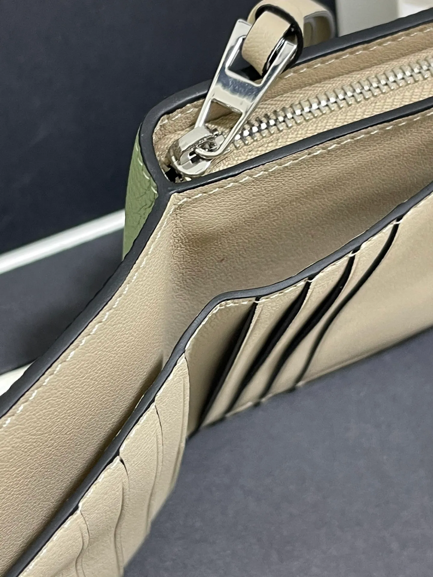 740💰 Compact zip wallet is made of wear-resistant piqué calfskin with a two-color combination. It has card slots and a coin pocket inside, making it exquisite and practical. Style number 3788, size 10.5*9*3