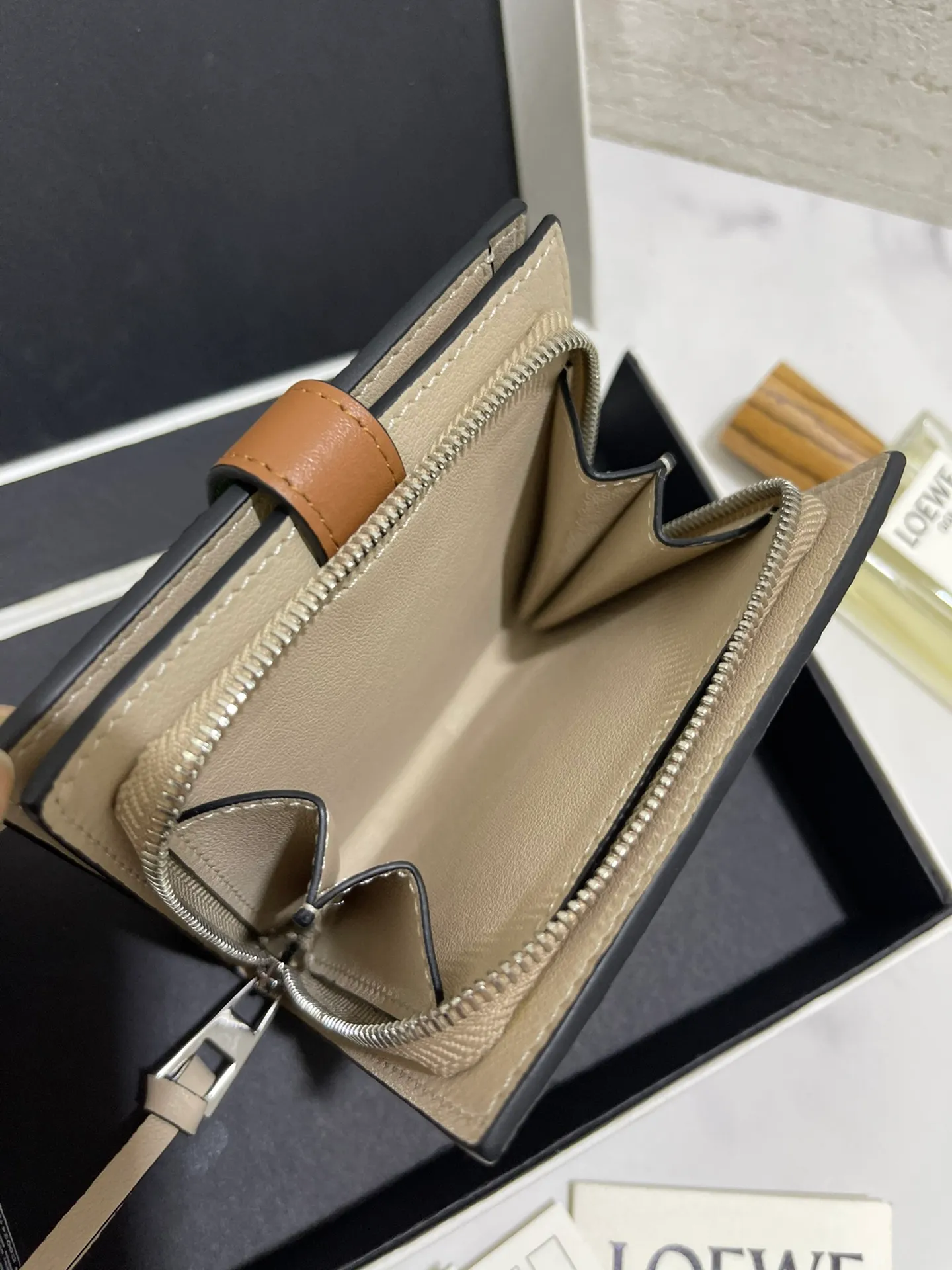740💰 Compact zip wallet is made of wear-resistant piqué calfskin with a two-color combination. It has card slots and a coin pocket inside, making it exquisite and practical. Style number 3788, size 10.5*9*3