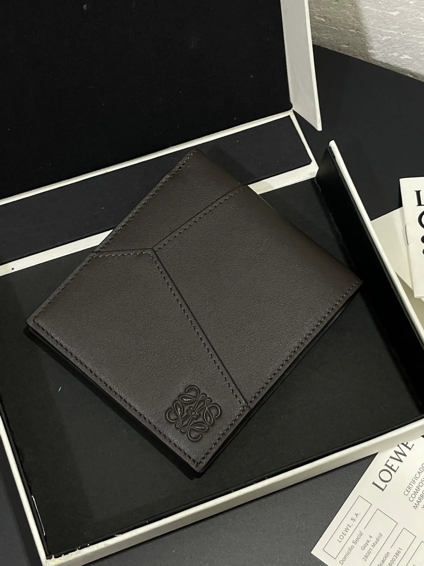 Men's bifold wallet is shipped. The wallet is inspired by the puzzle series handbags. It adopts a unique geometric pattern. It is made of classic calfskin. It has eight card slots and two large pockets. Style number 3801. Size 11*10 💰330