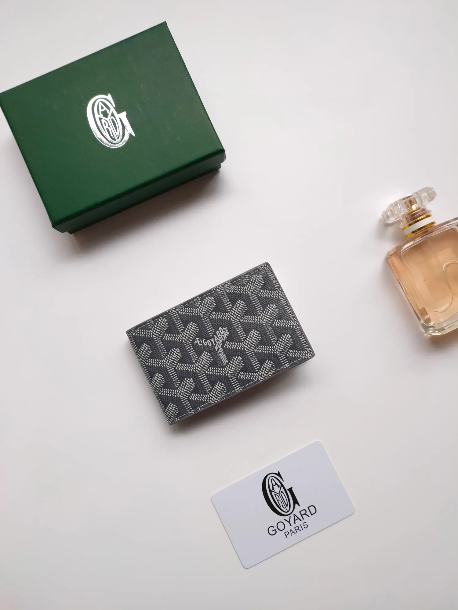 ￥110 Insert Victoire card holder can not only be used alone, but can also be inserted into the Victoire wallet to add more card storage space. Goyardine canvas & Vauzelles calfskin Style number: 9638 Size: 7.1 cmx0.5 cmx10 cm