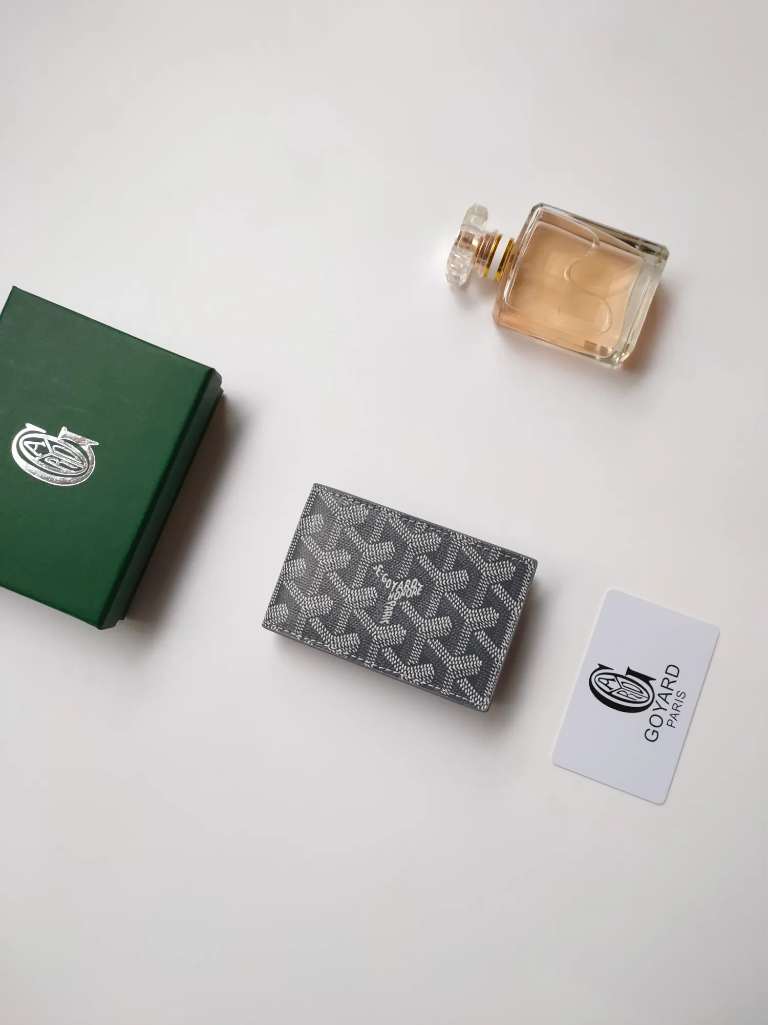 ￥110 Insert Victoire card holder can not only be used alone, but can also be inserted into the Victoire wallet to add more card storage space. Goyardine canvas & Vauzelles calfskin Style number: 9638 Size: 7.1 cmx0.5 cmx10 cm