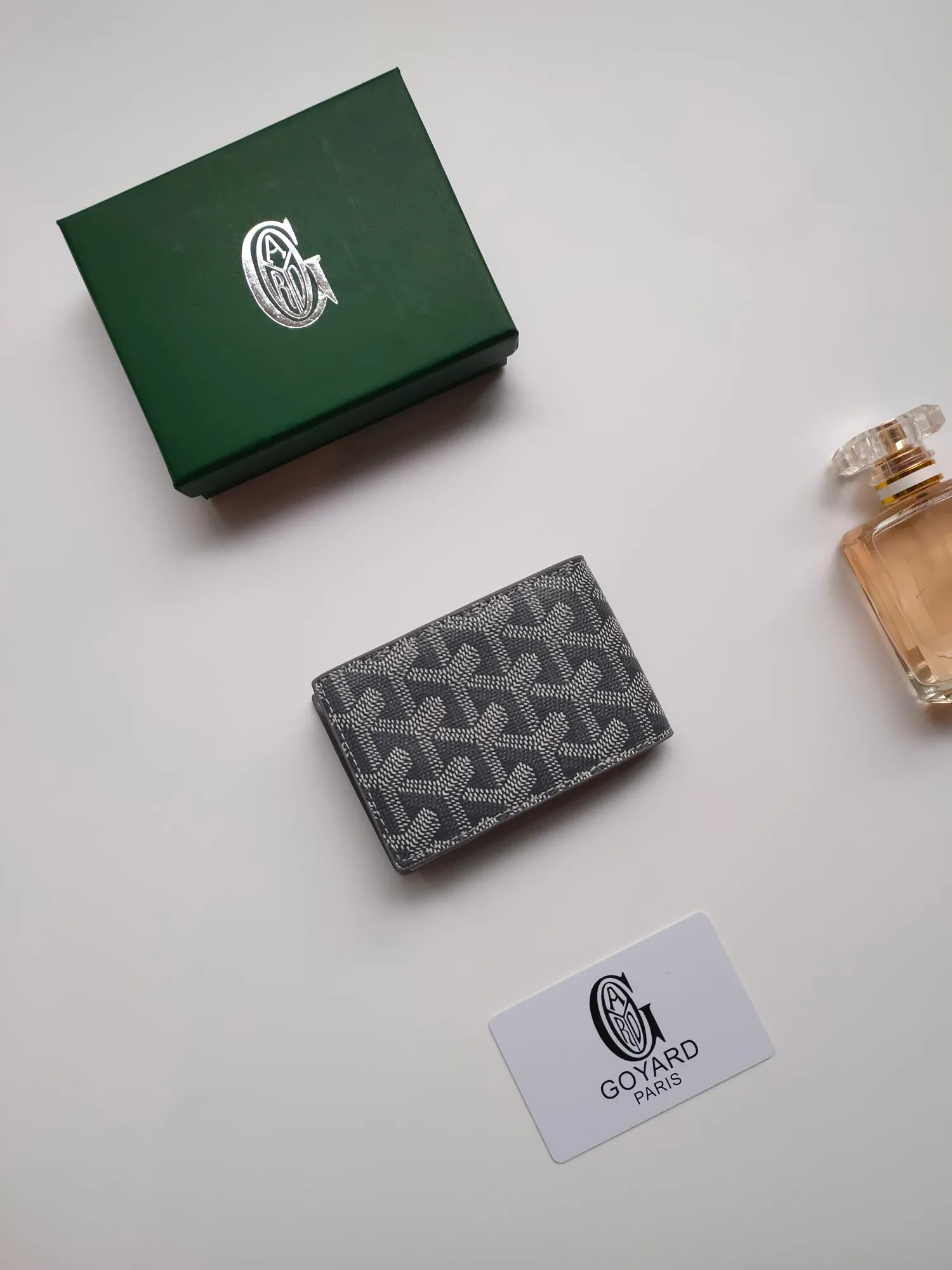 ￥110 Insert Victoire card holder can not only be used alone, but can also be inserted into the Victoire wallet to add more card storage space. Goyardine canvas & Vauzelles calfskin Style number: 9638 Size: 7.1 cmx0.5 cmx10 cm