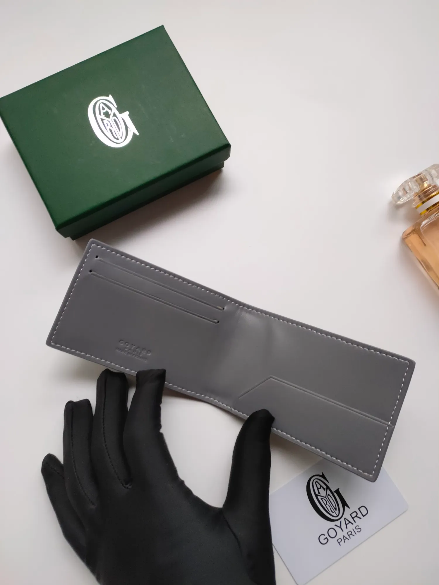￥110 Insert Victoire card holder can not only be used alone, but can also be inserted into the Victoire wallet to add more card storage space. Goyardine canvas & Vauzelles calfskin Style number: 9638 Size: 7.1 cmx0.5 cmx10 cm