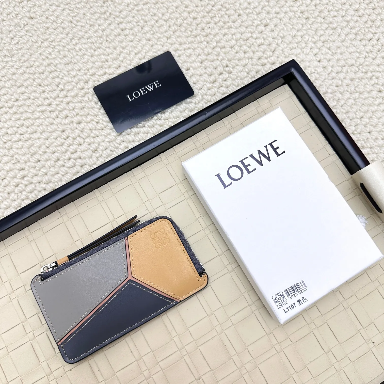 💰120 ·Loewe’s new card holders are back in stock! The new ones are all with metal logos, which are more refined than the old ones~~ Comes with box and dust bag! It’s a good idea to choose this small accessory for Valentine’s Day ~~Model: L1107 Size: 13*7.5*1