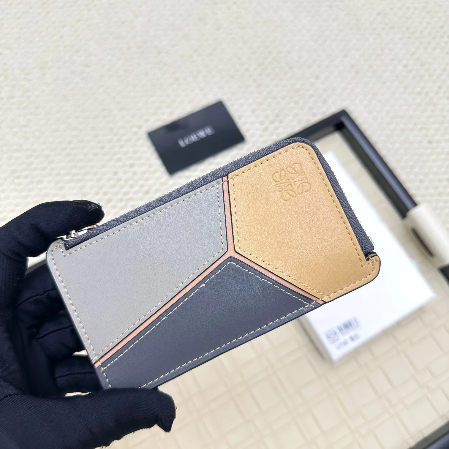 💰120 ·Loewe’s new card holders are back in stock! The new ones are all with metal logos, which are more refined than the old ones~~ Comes with box and dust bag! It’s a good idea to choose this small accessory for Valentine’s Day ~~Model: L1107 Size: 13*7.5*1
