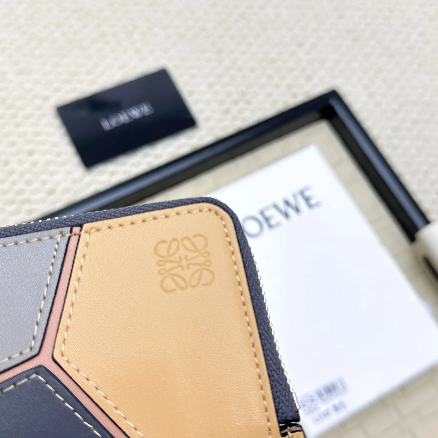 💰120 ·Loewe’s new card holders are back in stock! The new ones are all with metal logos, which are more refined than the old ones~~ Comes with box and dust bag! It’s a good idea to choose this small accessory for Valentine’s Day ~~Model: L1107 Size: 13*7.5*1